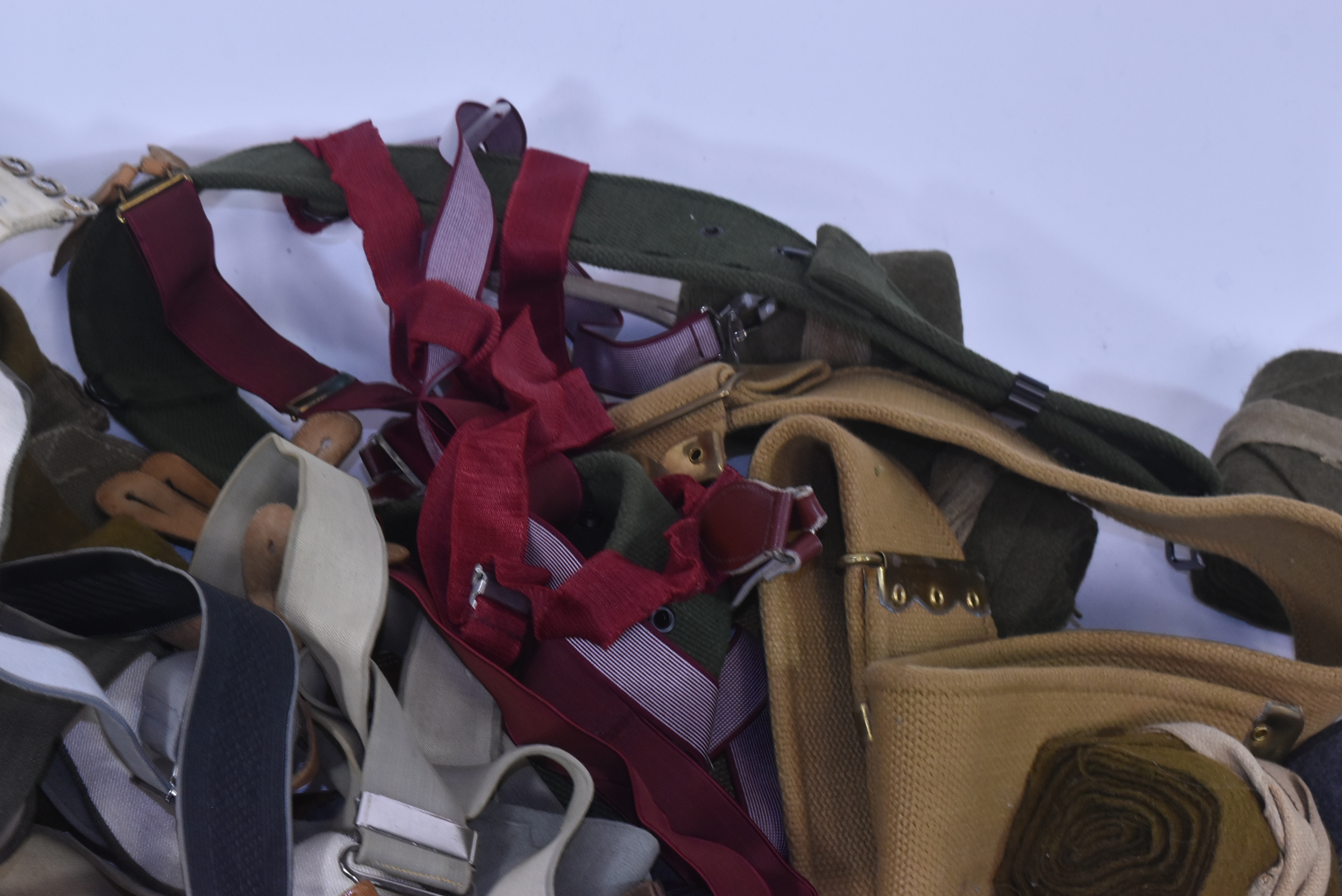 LARGE COLLECTION OF BRITISH MILITARY WEBBING - Image 3 of 4