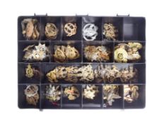 LARGE COLLECTION OF ASSORTED BRITISH MILITARY CAP BADGES