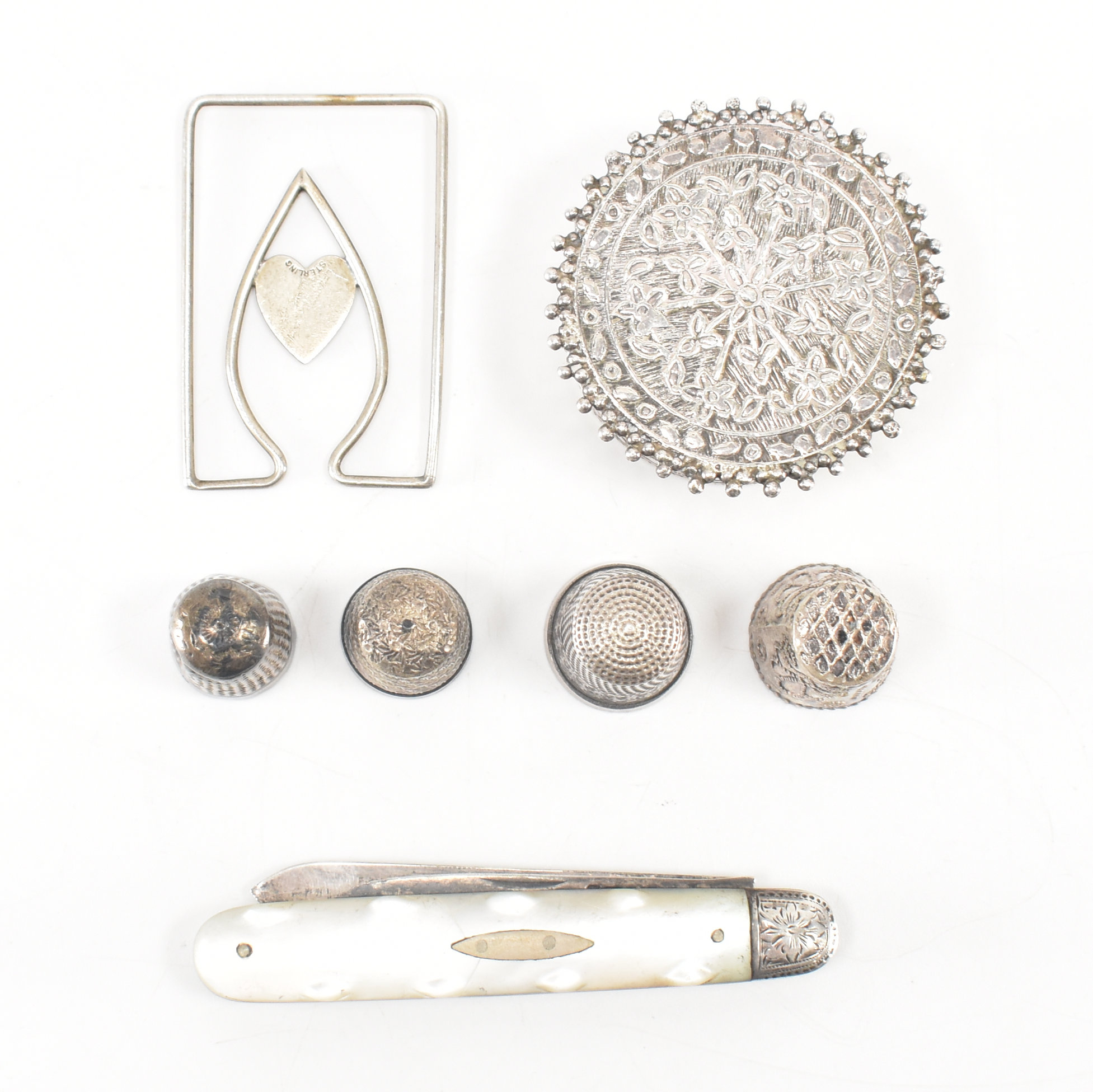 ASSORTMENT OF SILVER & SILVER PLATE & MOTHER OF PEARL ITEMS - Image 5 of 6