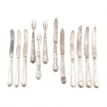 ASSORTMENT OF HALLMARKED SILVER HANDLED FLATWARE