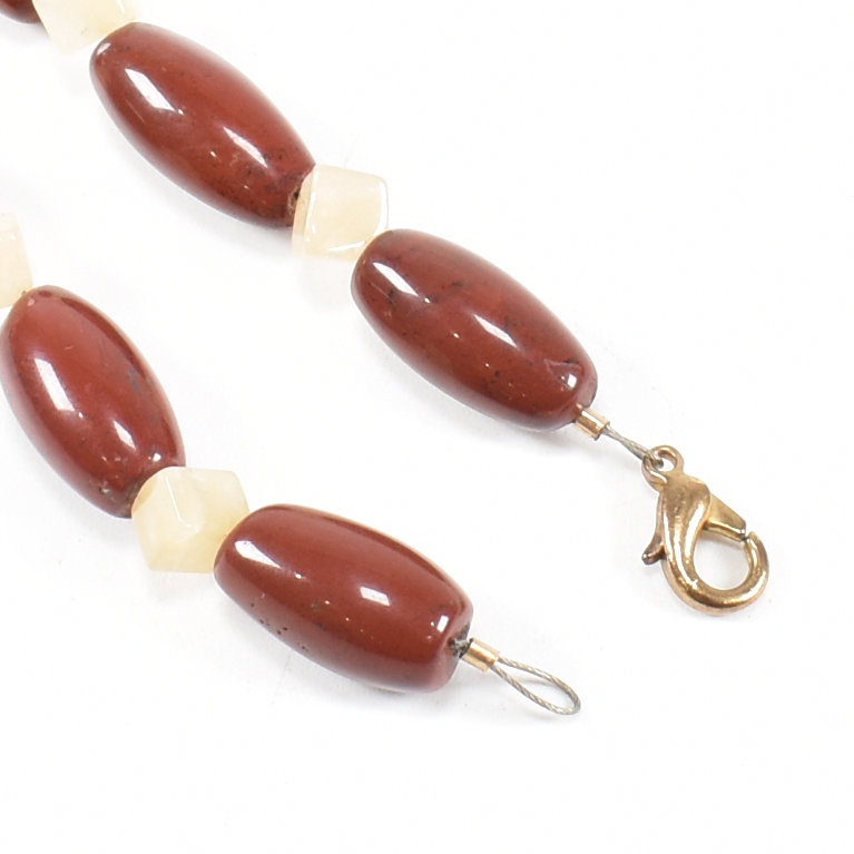 MID CENTURY CARNELIAN BANDED AGATE NECKLACE - Image 5 of 6