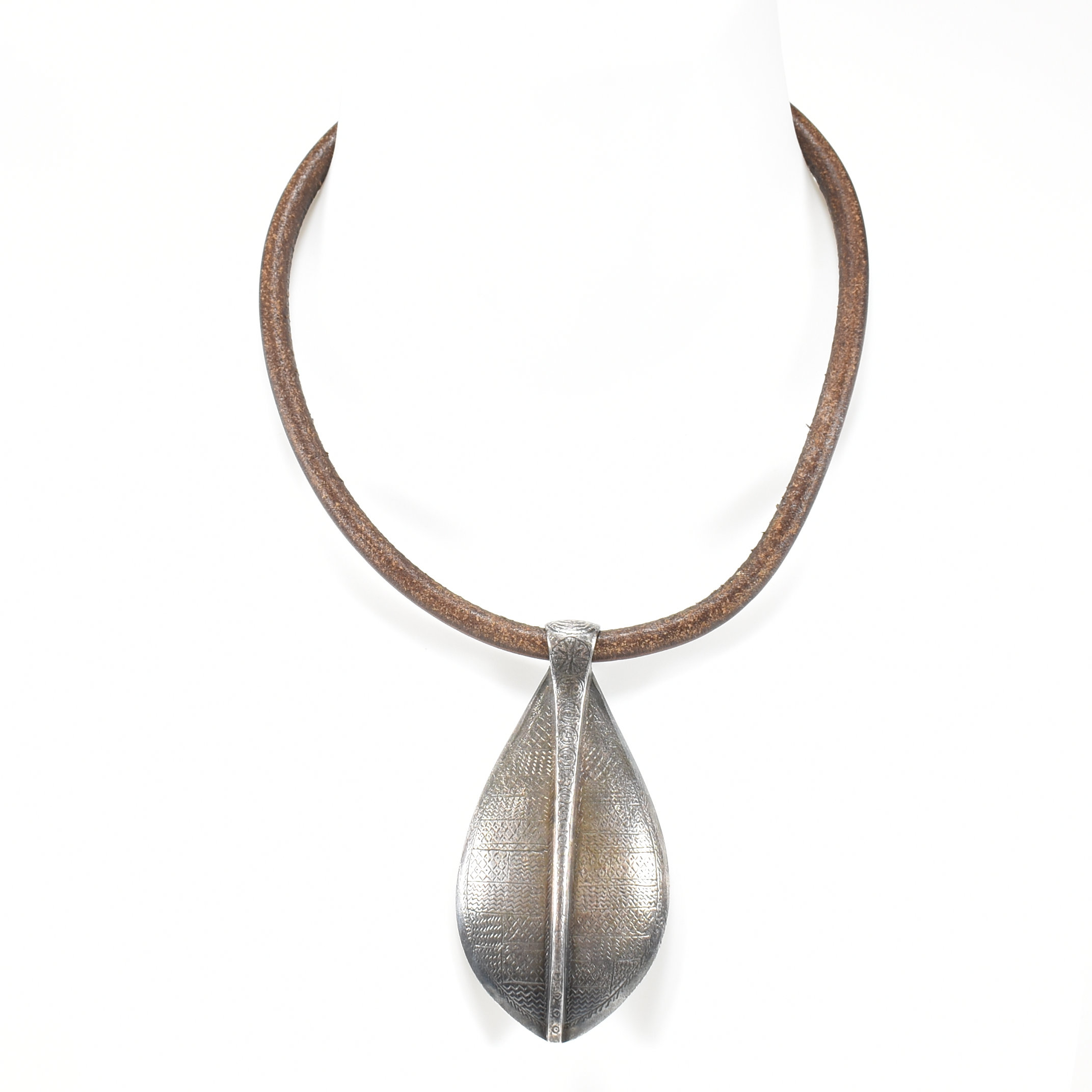 CONTEMPORARY UBU PARIS NECKLACE & ALPACA MOTHER OF PEARL BUCKLE - Image 7 of 9