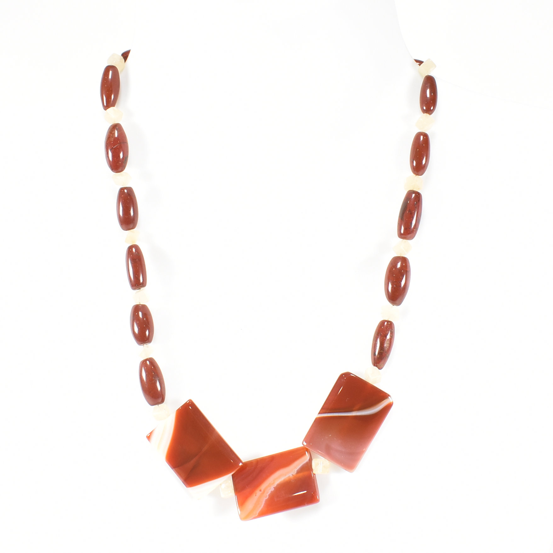 MID CENTURY CARNELIAN BANDED AGATE NECKLACE - Image 2 of 6