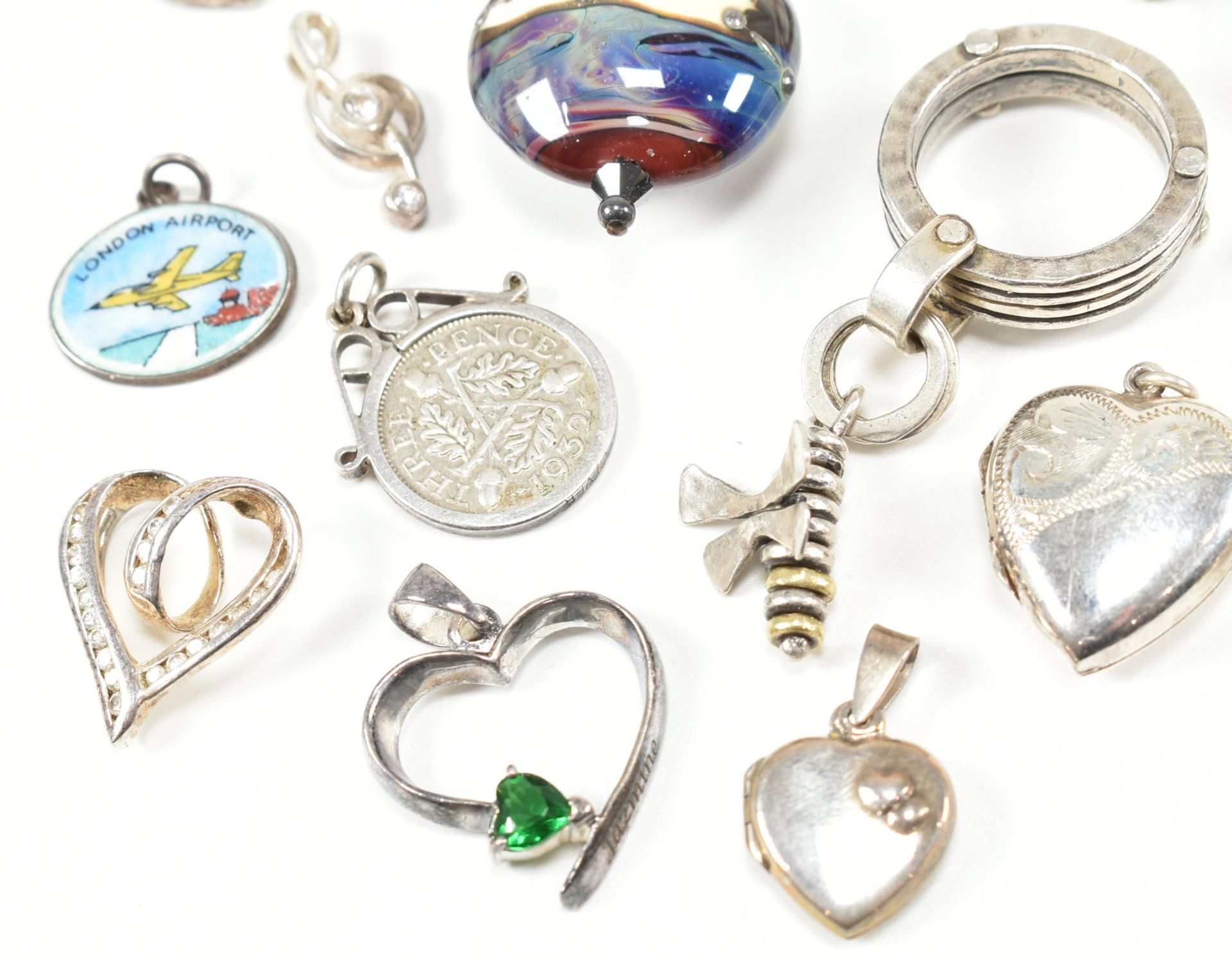 COLLECTION OF ASSORTED SILVER NECKLACE PENDANTS & CHARMS - Image 6 of 7