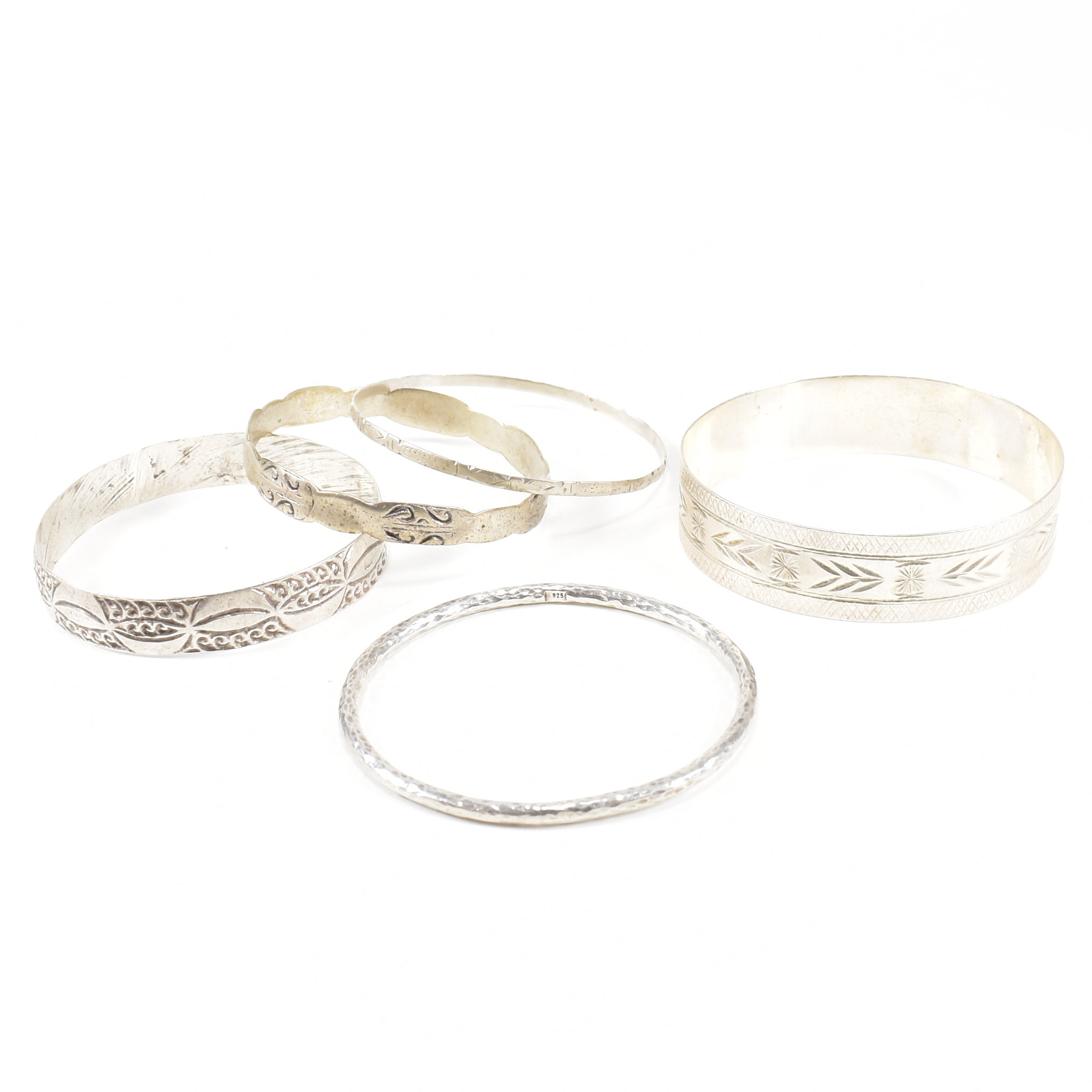 COLLECTION OF 5 925 SILVER & WHITE METAL BANGLES - Image 8 of 8