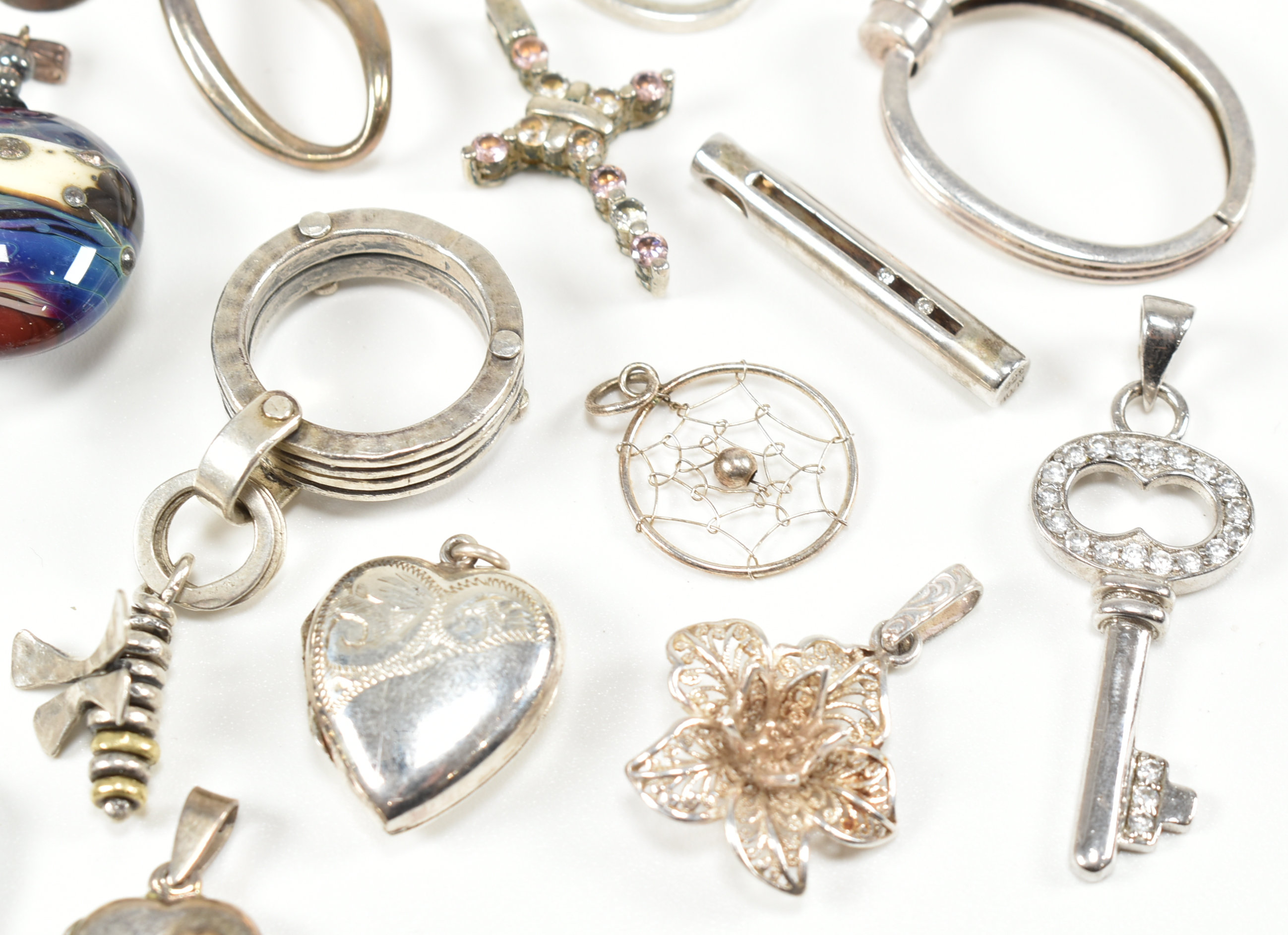 COLLECTION OF ASSORTED SILVER NECKLACE PENDANTS & CHARMS - Image 5 of 7