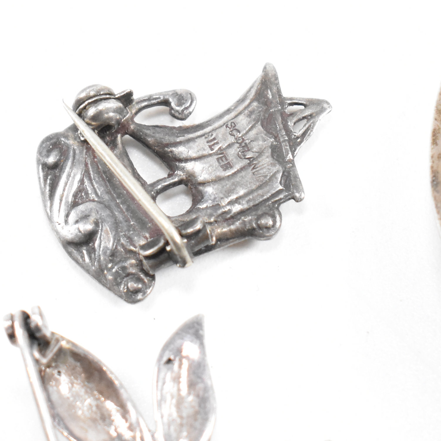 COLLECTION OF SILVER BROOCH PINS - Image 8 of 10