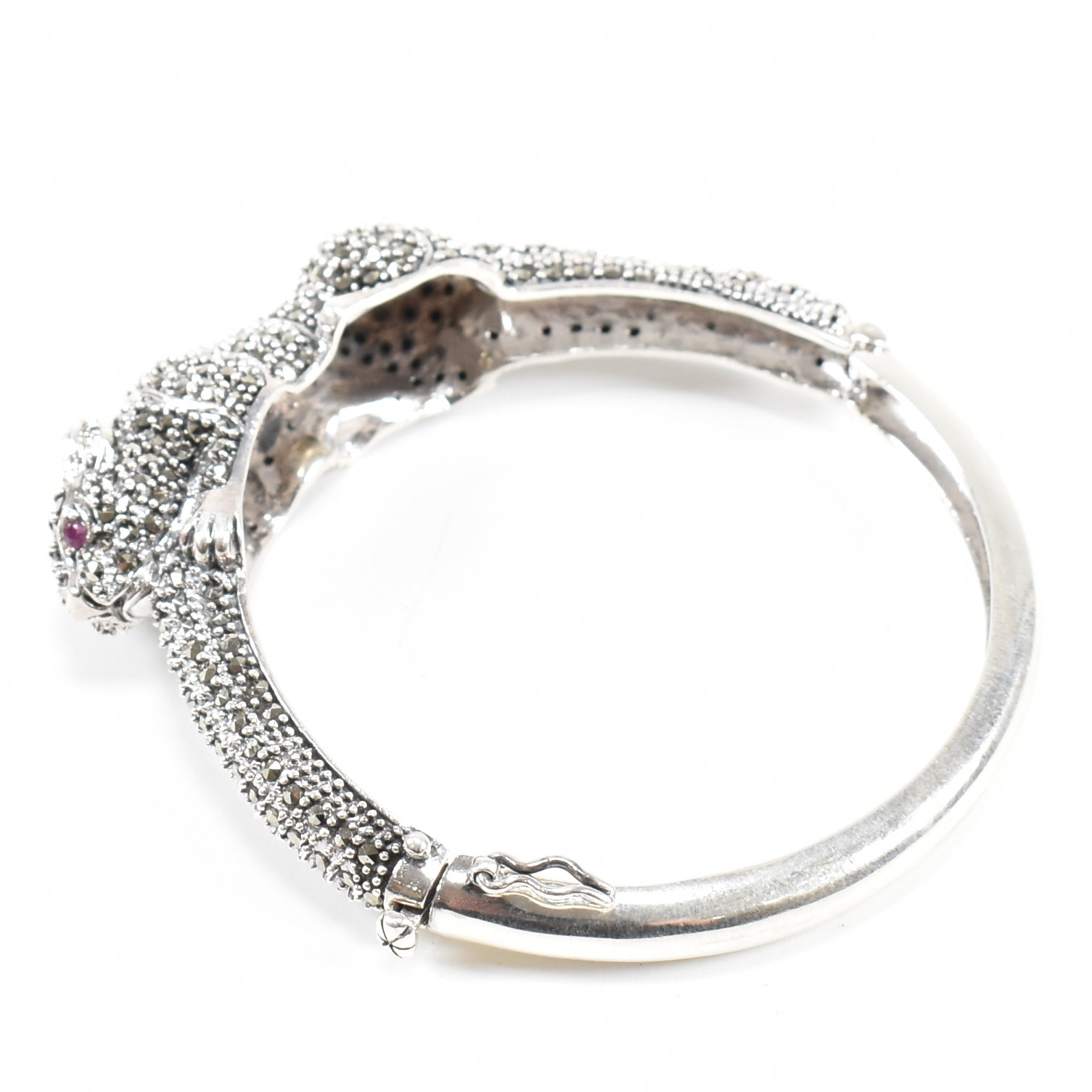 CONTEMPORARY SILVER & MARCASITE CAT HINGED BANGLE - Image 4 of 6