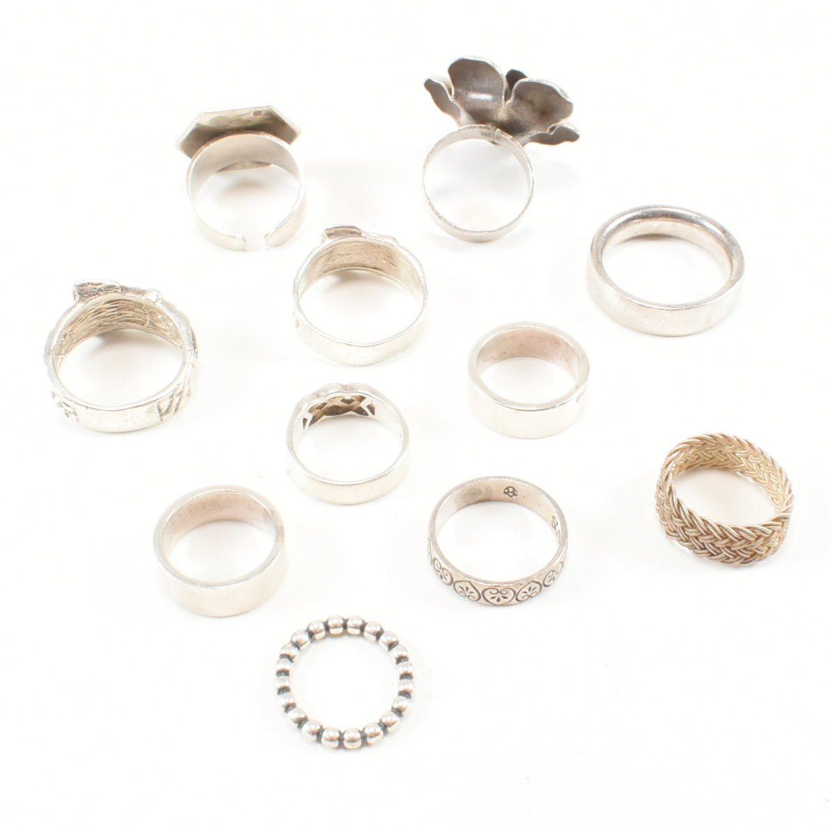 COLLECTION OF ASSORTED SILVER & WHITE METAL RINGS - Image 9 of 9