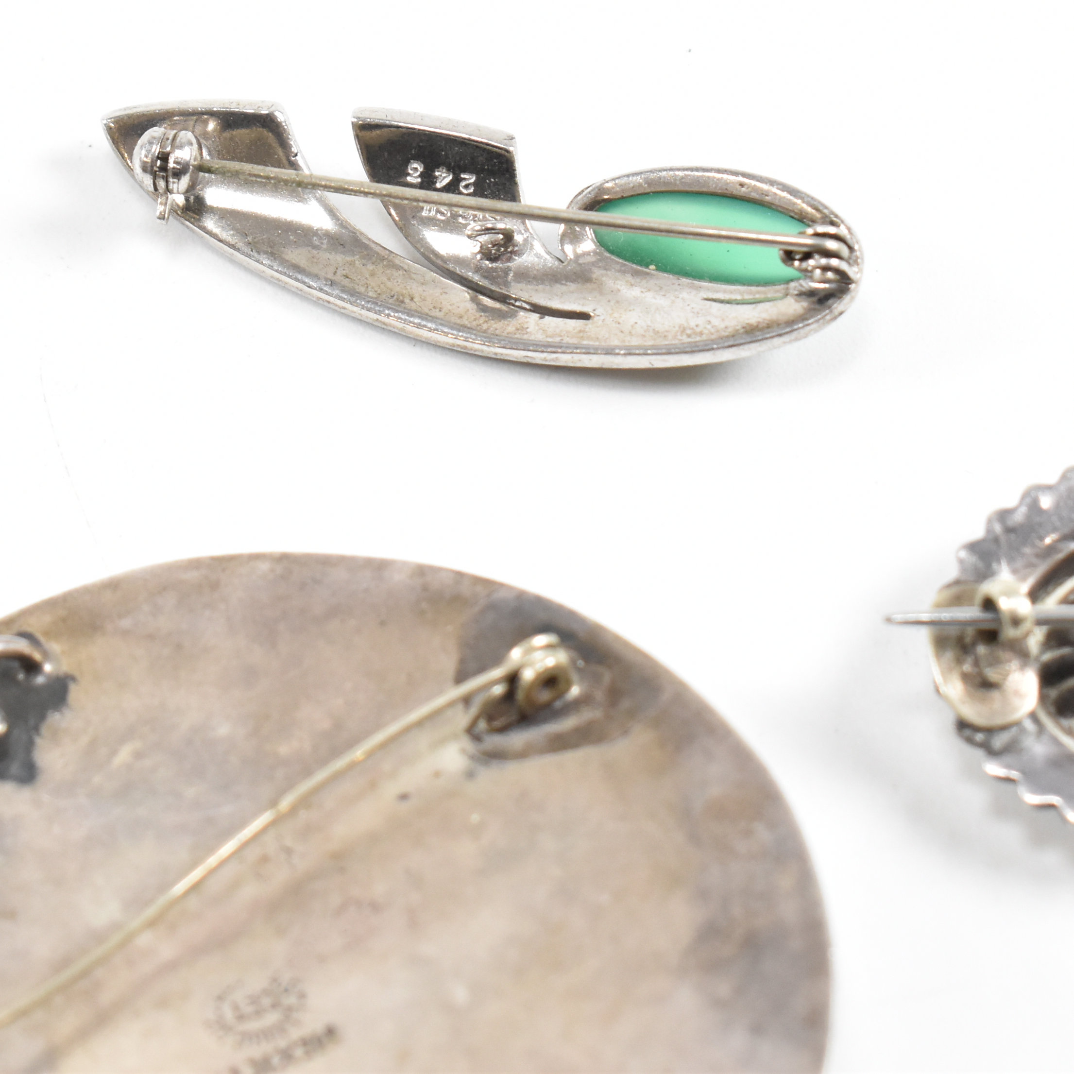 COLLECTION OF SILVER BROOCH PINS - Image 10 of 10