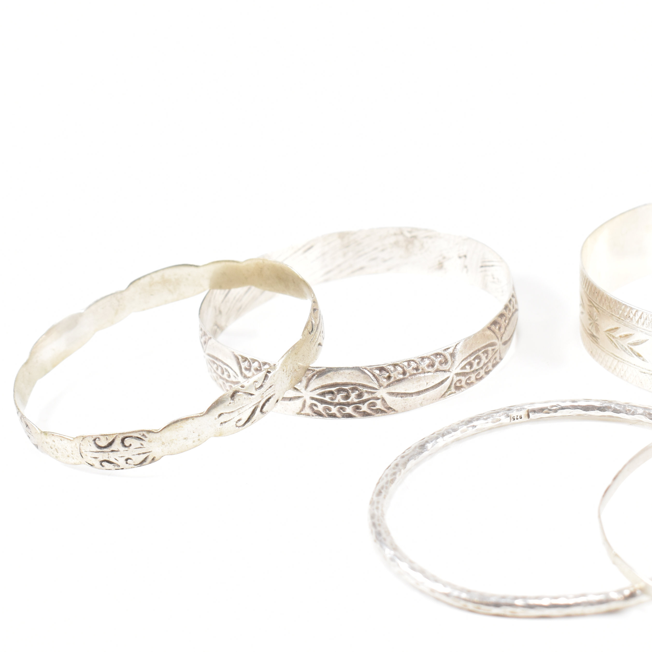 COLLECTION OF 5 925 SILVER & WHITE METAL BANGLES - Image 5 of 8