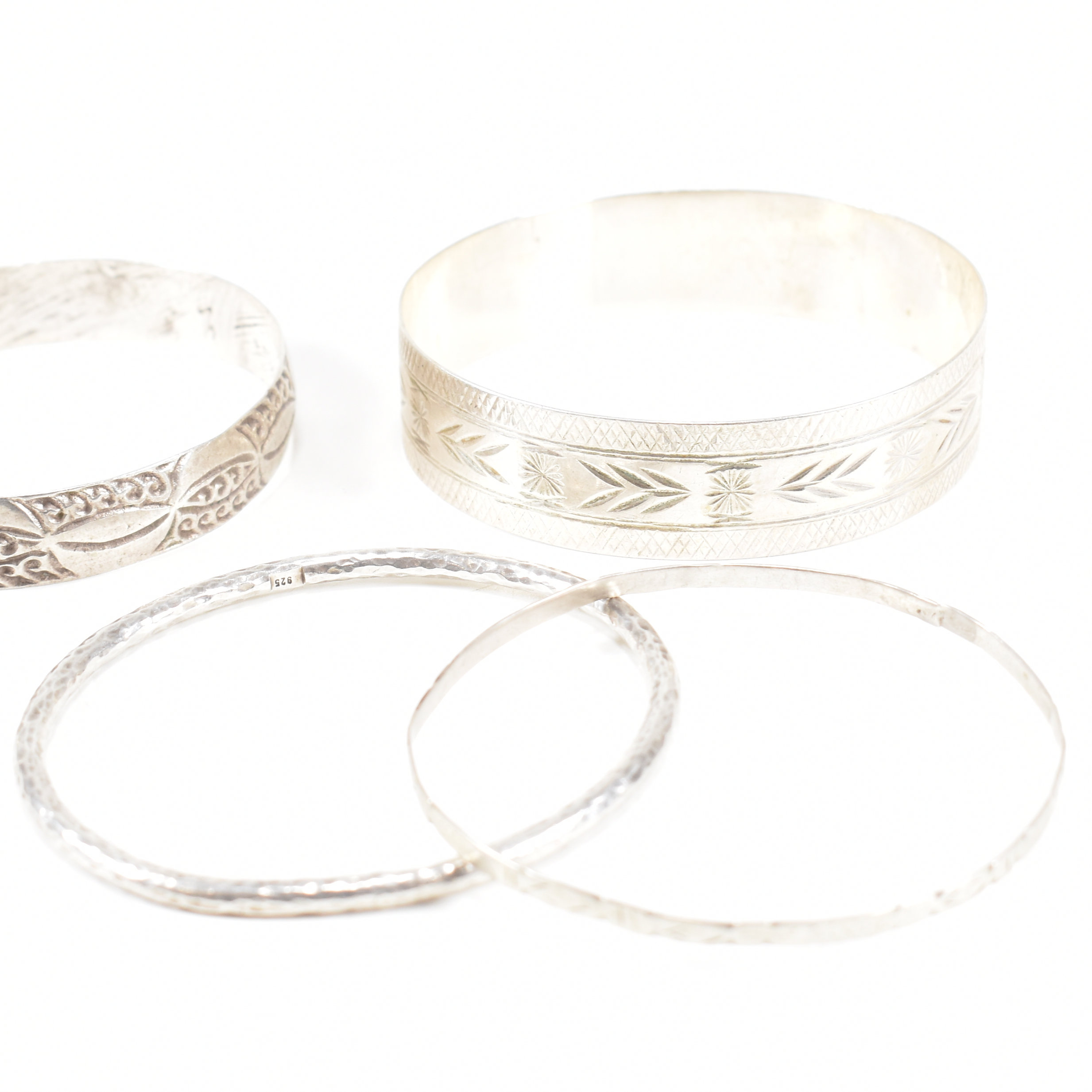 COLLECTION OF 5 925 SILVER & WHITE METAL BANGLES - Image 6 of 8