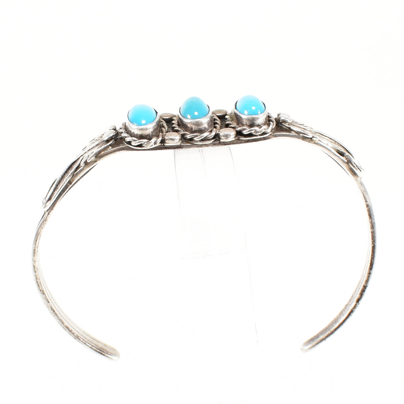 CONTEMPORARY WHITE METAL & TURQUOISE CUFF BANGLE - Image 8 of 9