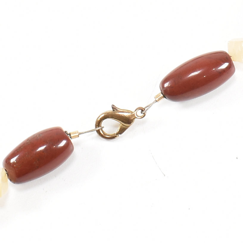 MID CENTURY CARNELIAN BANDED AGATE NECKLACE - Image 6 of 6