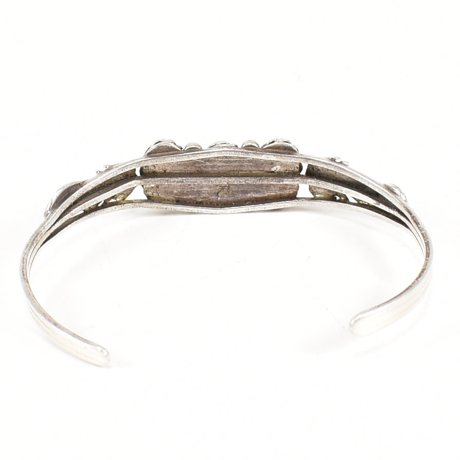 CONTEMPORARY WHITE METAL & TURQUOISE CUFF BANGLE - Image 4 of 9