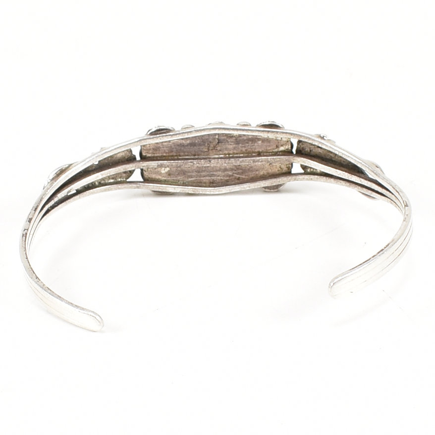 CONTEMPORARY WHITE METAL & TURQUOISE CUFF BANGLE - Image 9 of 9