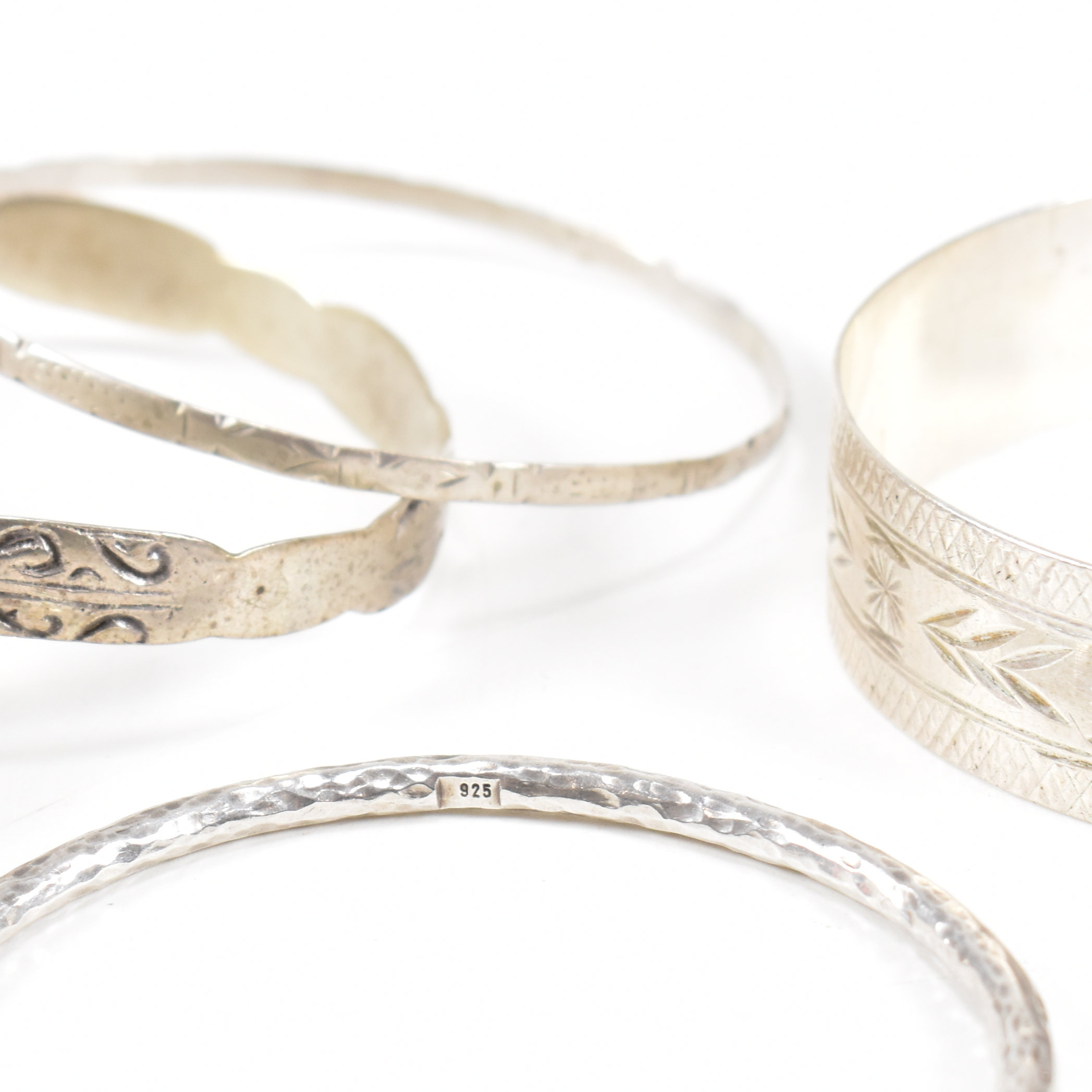 COLLECTION OF 5 925 SILVER & WHITE METAL BANGLES - Image 7 of 8