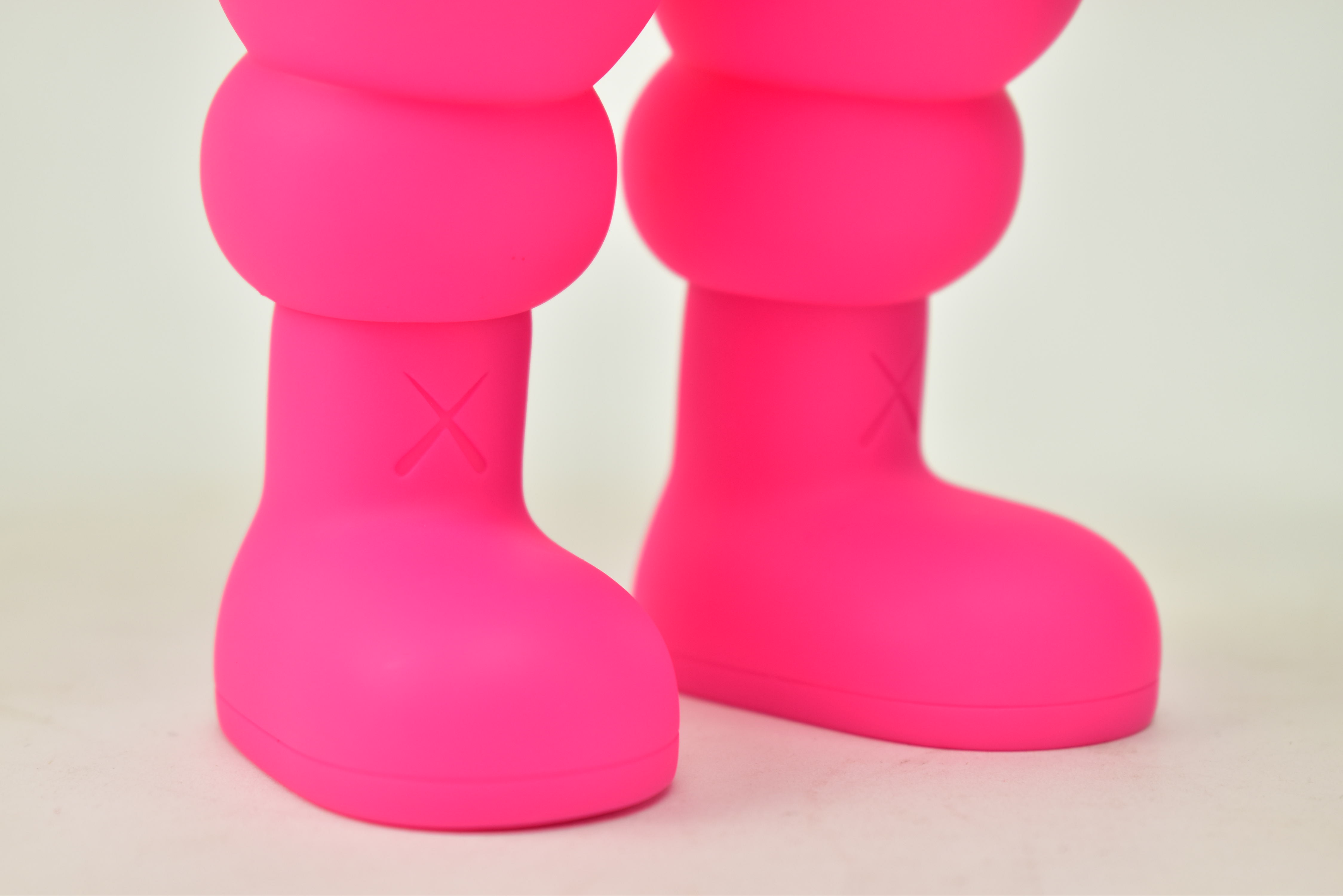 KAWS - PINK CHUM 20TH ANNIVERSARY FIGURE / SCULPTURE - Image 3 of 5