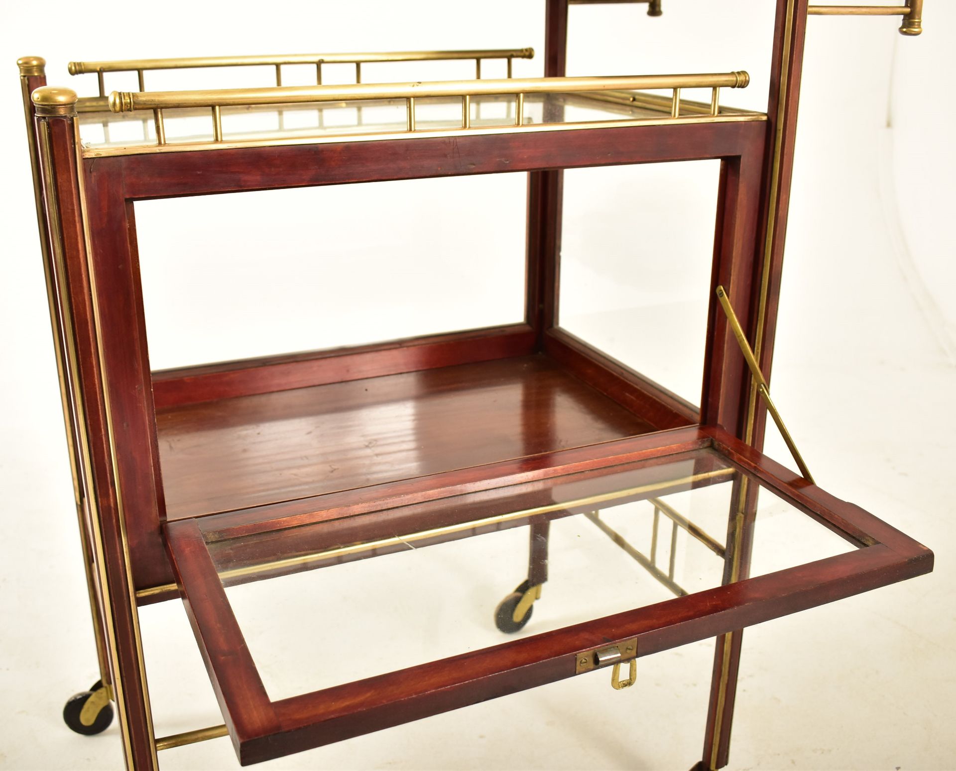 EARLY 20TH CENTURY MAHOGANY & BRASS GLAZED COCKTAIL TROLLEY - Image 4 of 5