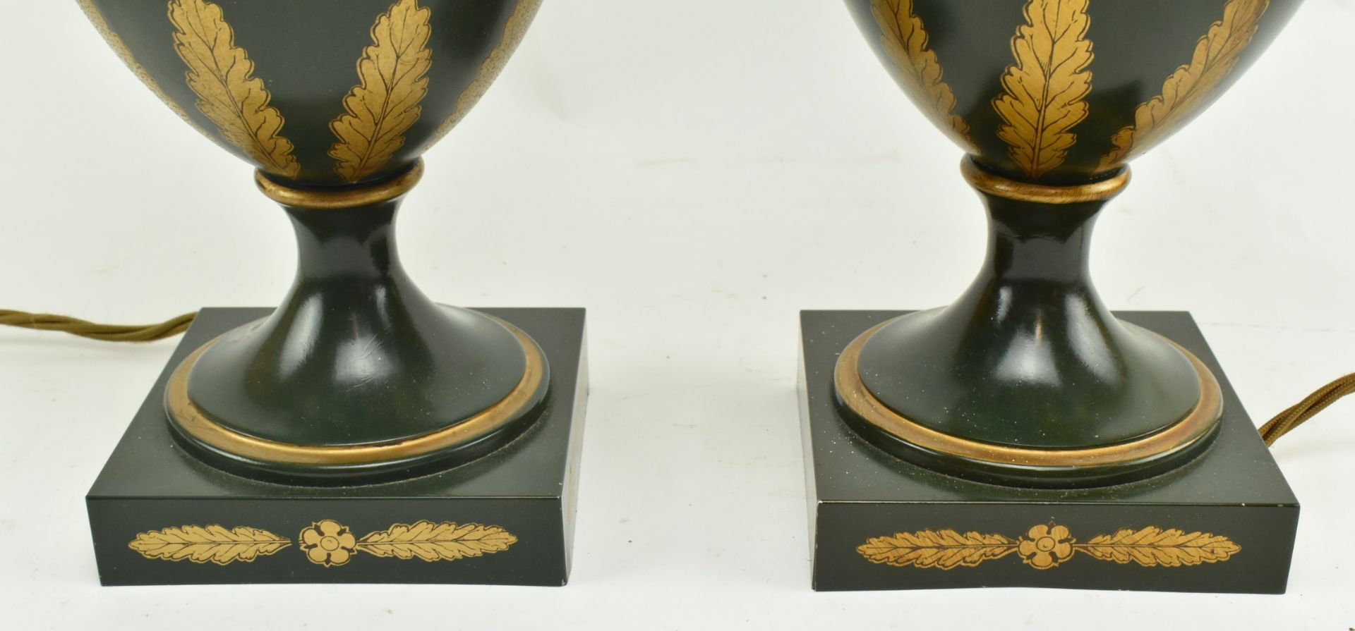 PAIR OF REGENCY STYLE TOLEWARE PAINTED URN DESK LAMPS - Image 4 of 7