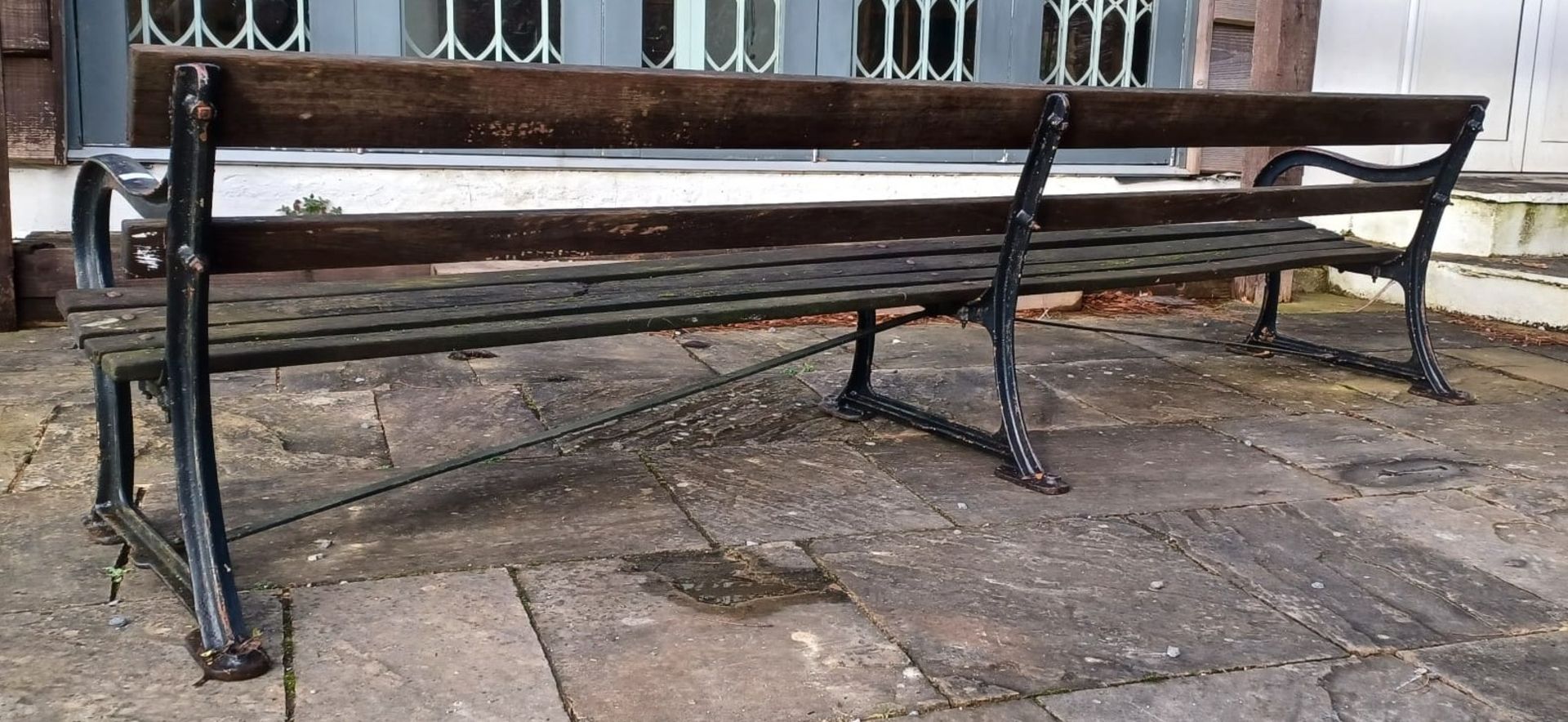 LARGE CAST IRON AND WOODEN SLATTED GARDEN BENCH - Image 7 of 7