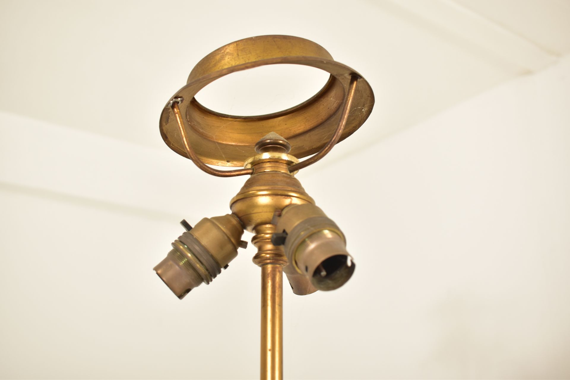 NEO-CLASSICAL INSPIRED BRASSED METAL FLOOR LAMP - Image 4 of 6