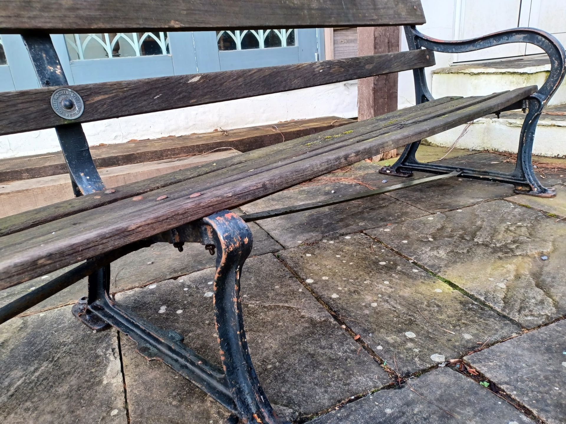 LARGE CAST IRON AND WOODEN SLATTED GARDEN BENCH - Image 6 of 7