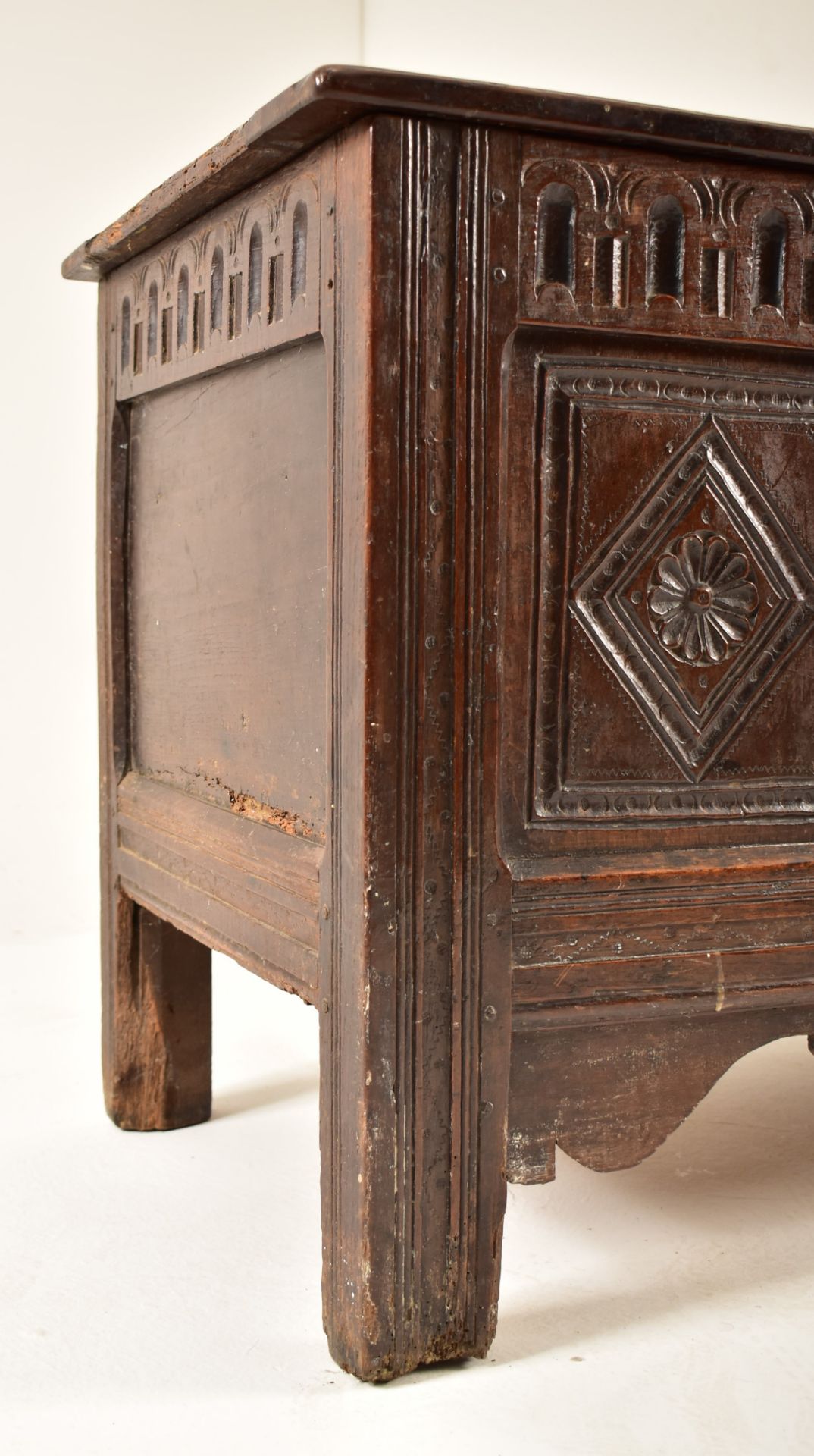 17TH CENTURY CARVED OAK COFFER BLANKET BOX CHEST - Bild 4 aus 9