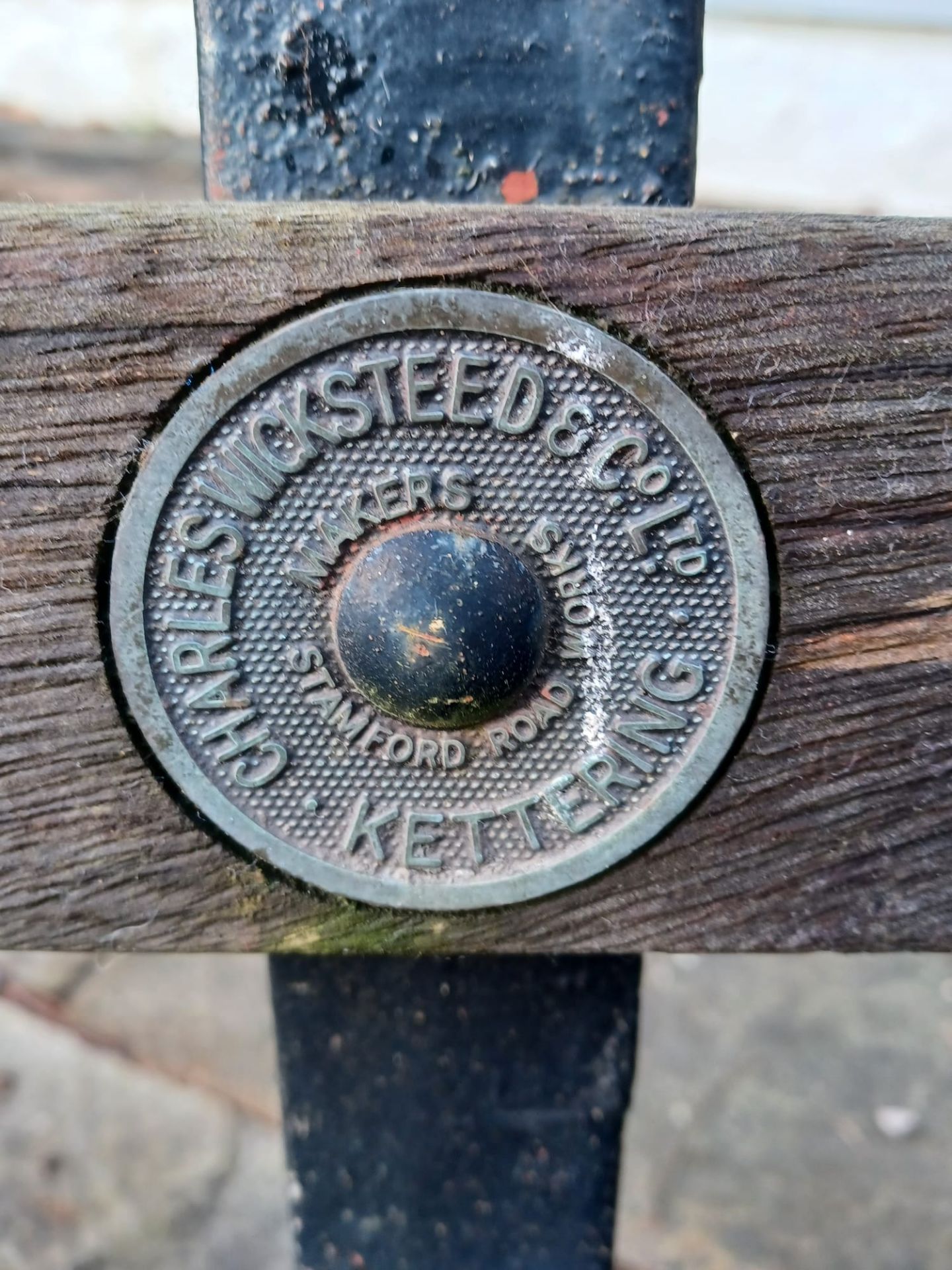 LARGE CAST IRON AND WOODEN SLATTED GARDEN BENCH - Image 3 of 7