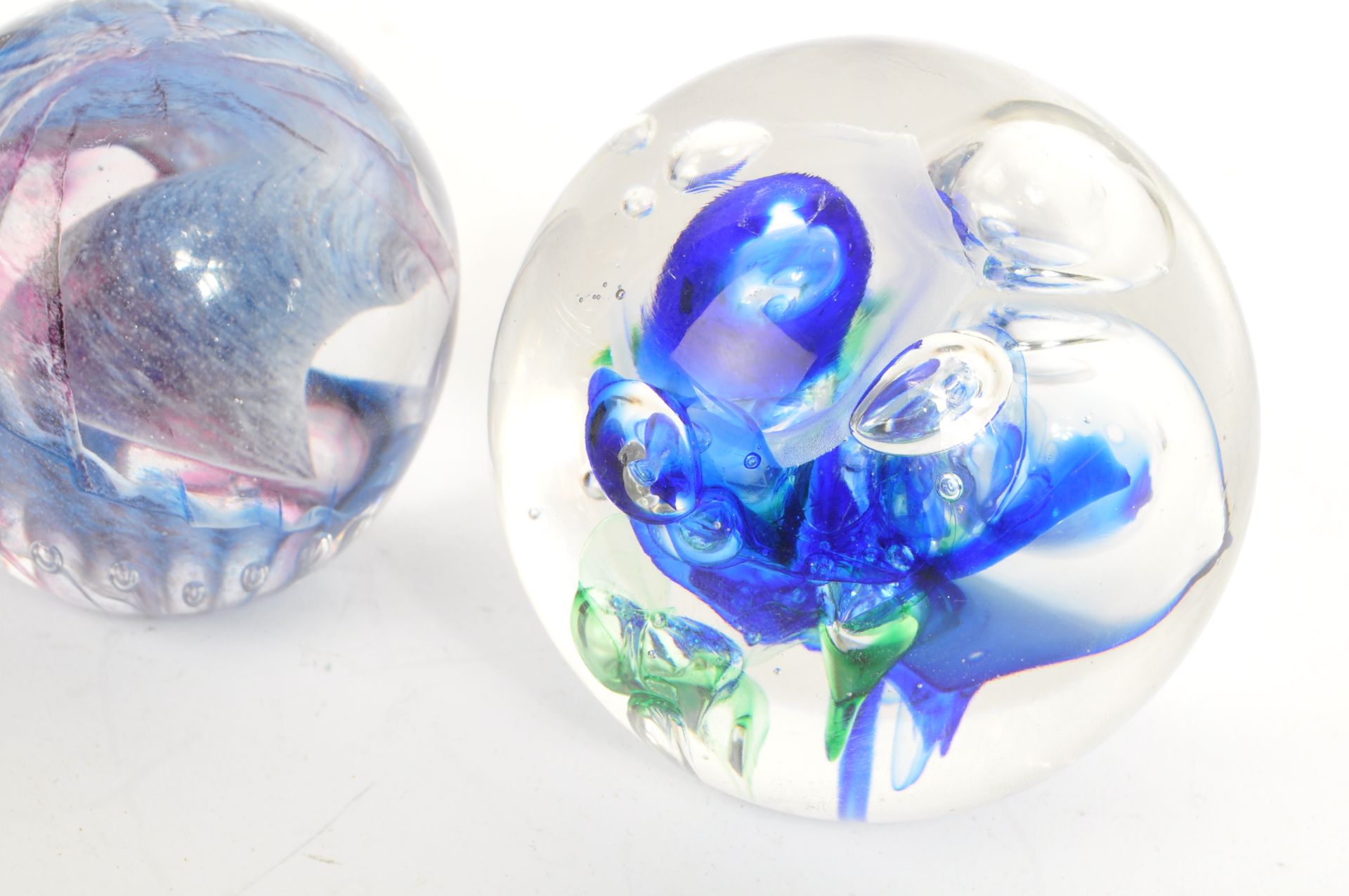 COLLECTION OF VINTAGE 20TH CENTURY GLASS PAPERWEIGHTS - Image 3 of 11