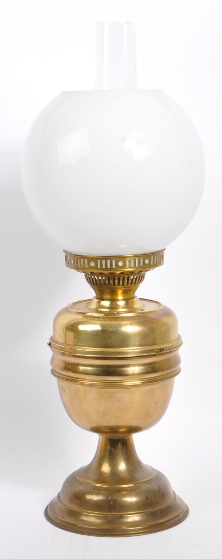 20TH CENTURY BRASS OIL LAMP WITH GLASS SHADE - Image 4 of 4