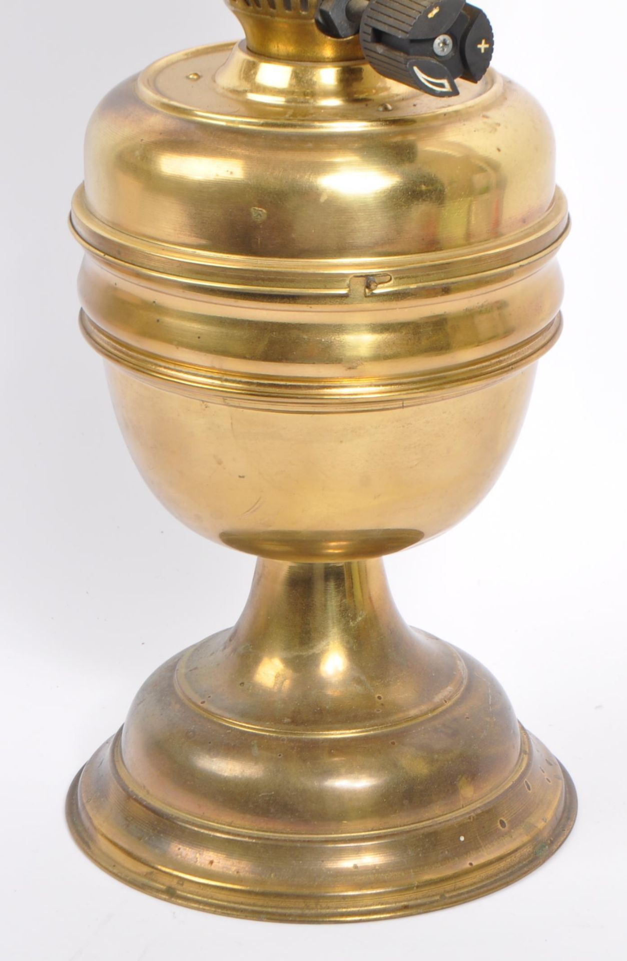 20TH CENTURY BRASS OIL LAMP WITH GLASS SHADE - Image 3 of 4