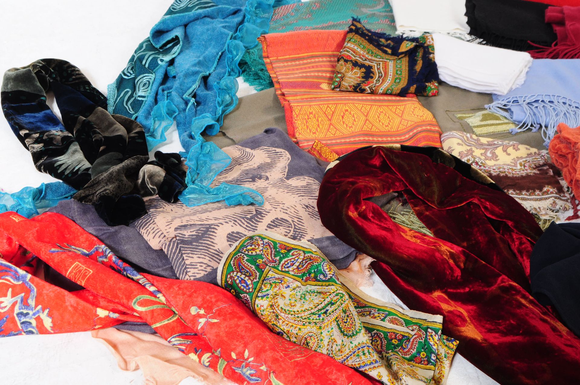 LARGE COLLECTION OF OVER THIRTY SCARVES & PASHMINAS - Image 2 of 8