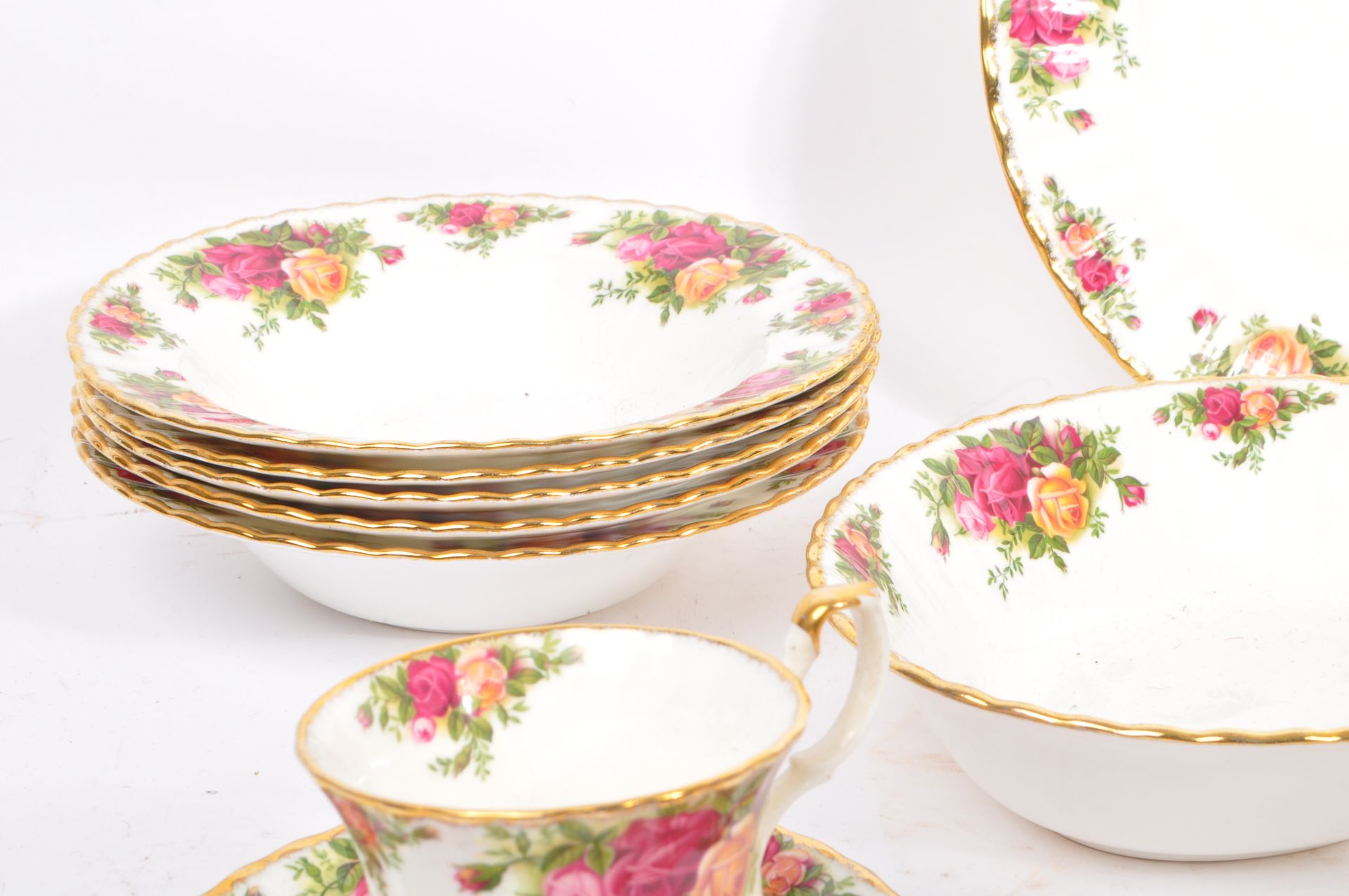 VINTAGE 20TH CENTURY ROYAL ALBERT PORCELAIN DINNER SET - Bild 4 aus 10