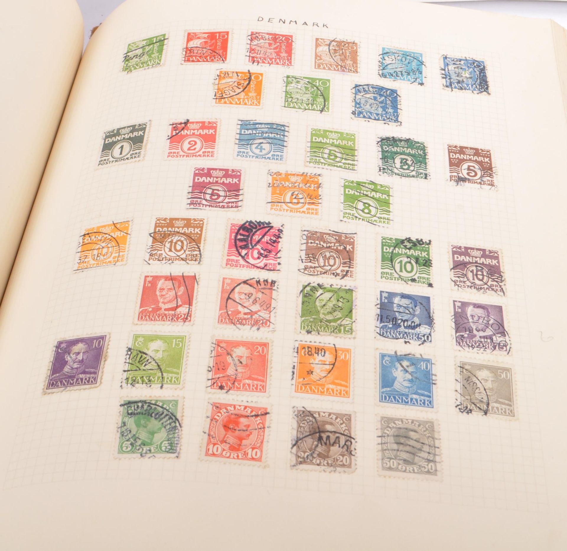 LARGE COLLECTION OF 19TH AND 20TH CENTURY STAMPS - Image 2 of 9