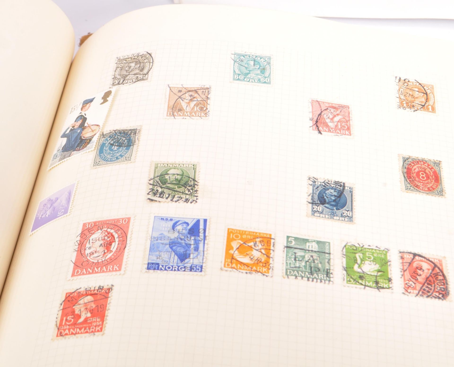 LARGE COLLECTION OF 19TH AND 20TH CENTURY STAMPS - Image 3 of 9