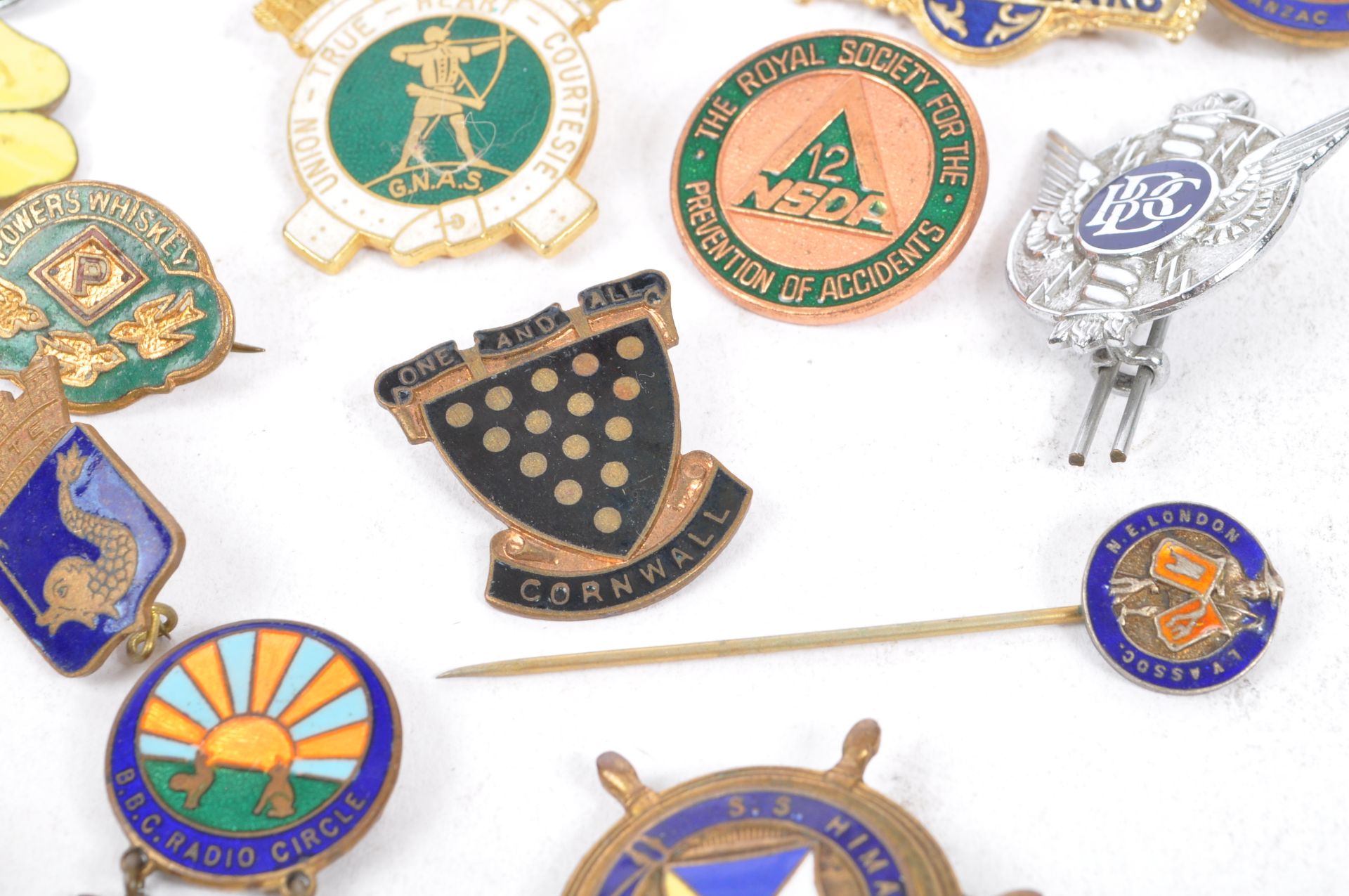 COLLECTION OF VINTAGE 20TH CENTURY ENAMELLED BADGES - Image 9 of 10