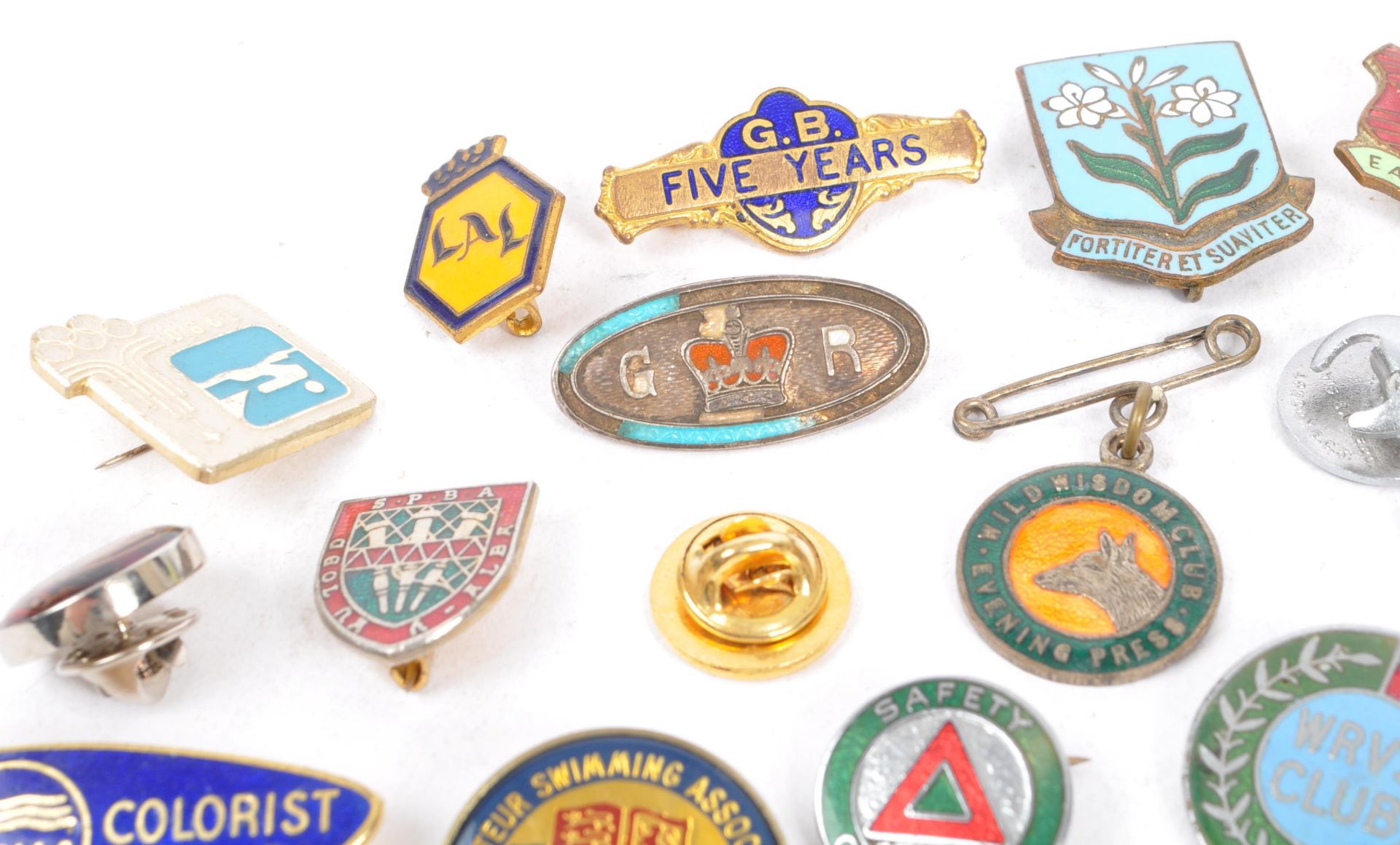 COLLECTION OF VINTAGE 20TH CENTURY ENAMELLED BADGES - Image 5 of 10