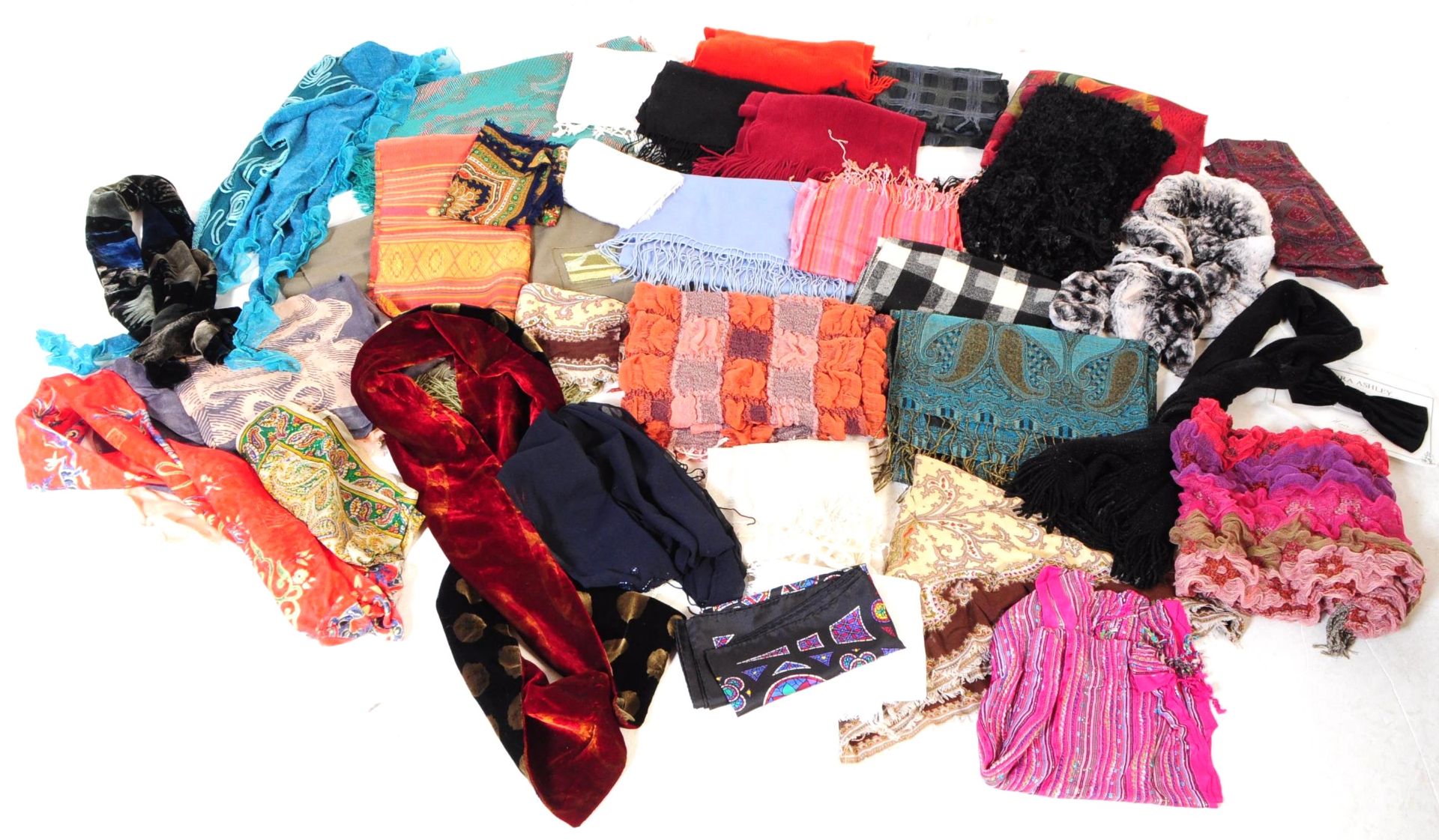 LARGE COLLECTION OF OVER THIRTY SCARVES & PASHMINAS
