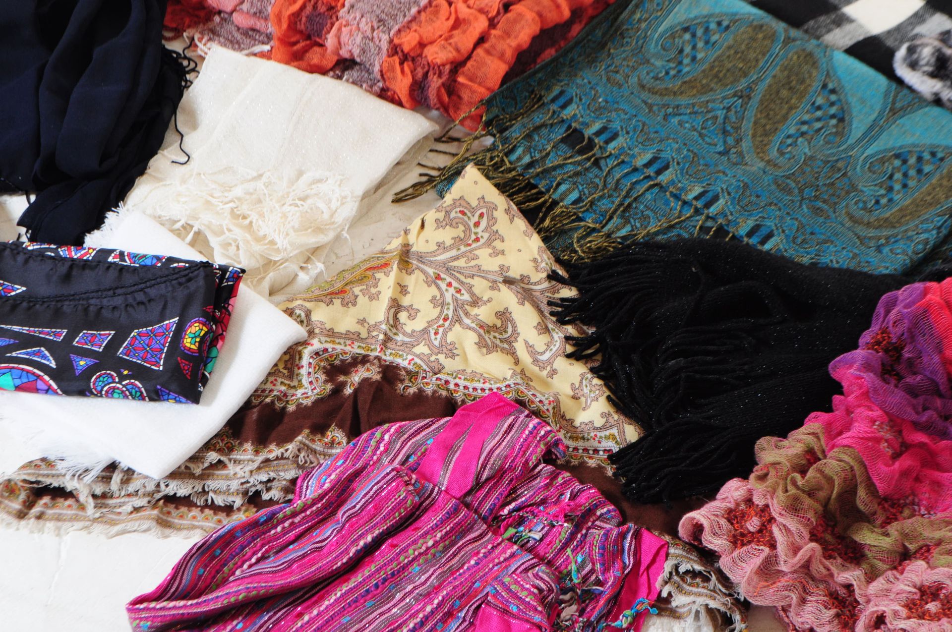 LARGE COLLECTION OF OVER THIRTY SCARVES & PASHMINAS - Image 8 of 8