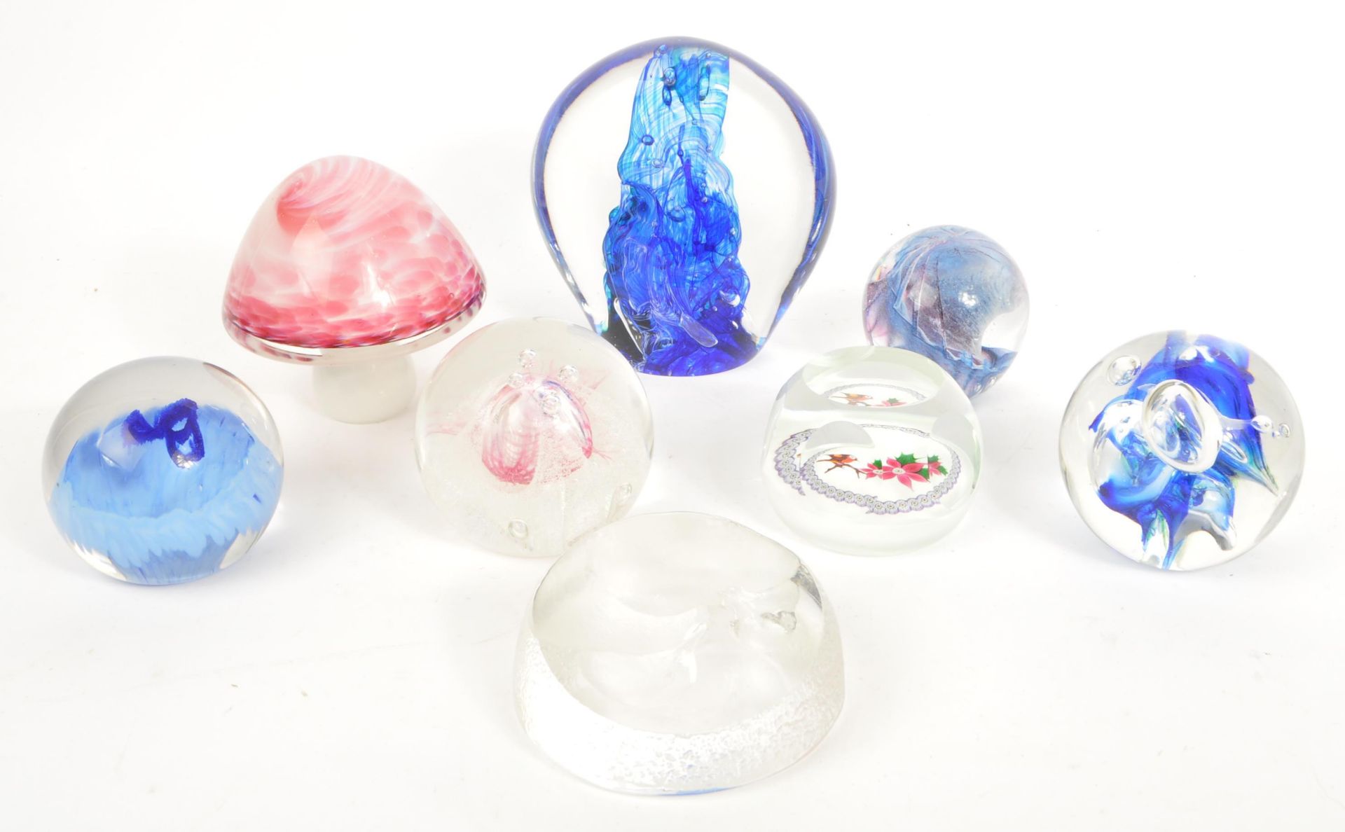 COLLECTION OF VINTAGE 20TH CENTURY GLASS PAPERWEIGHTS