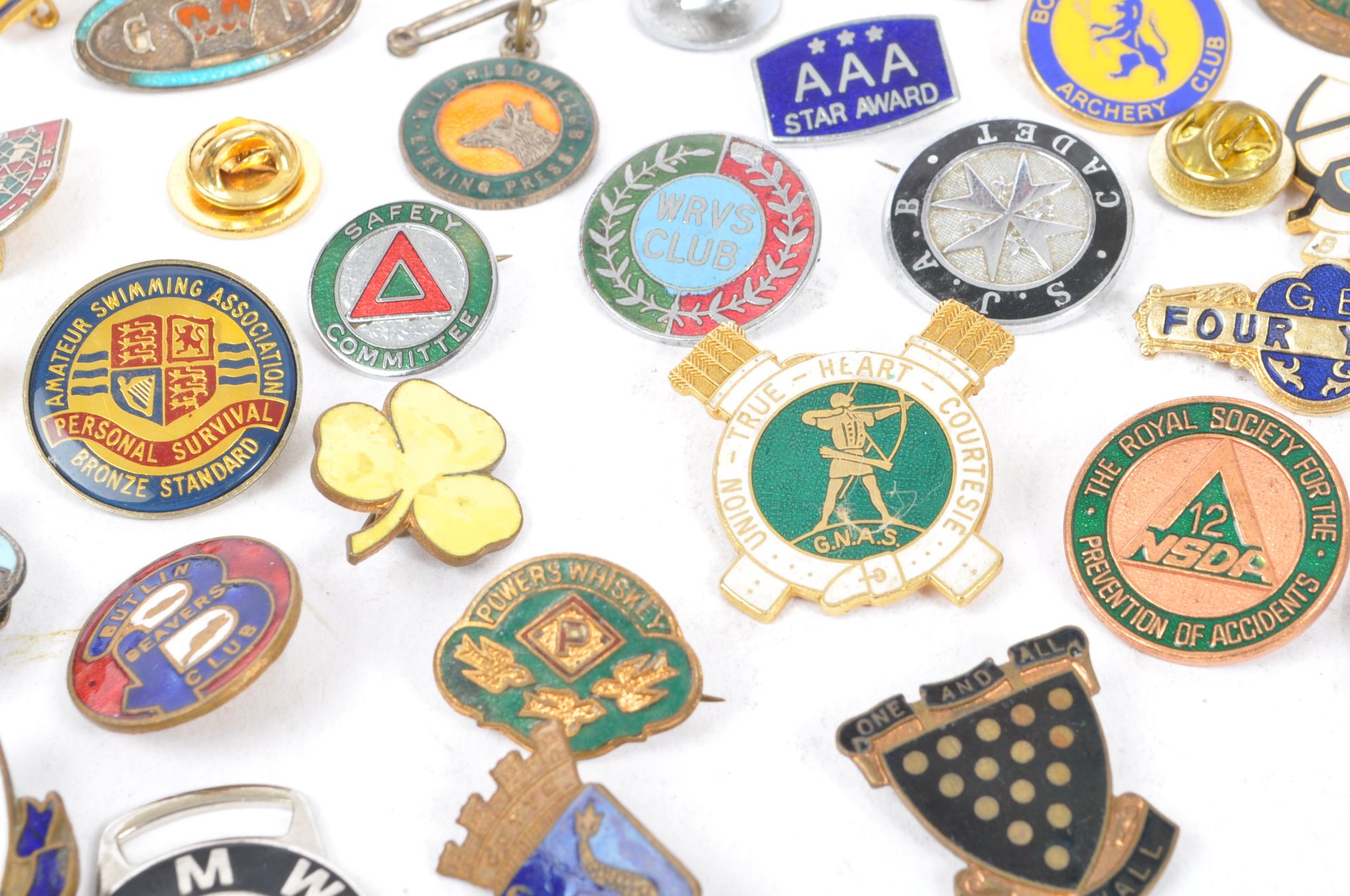 COLLECTION OF VINTAGE 20TH CENTURY ENAMELLED BADGES - Image 10 of 10