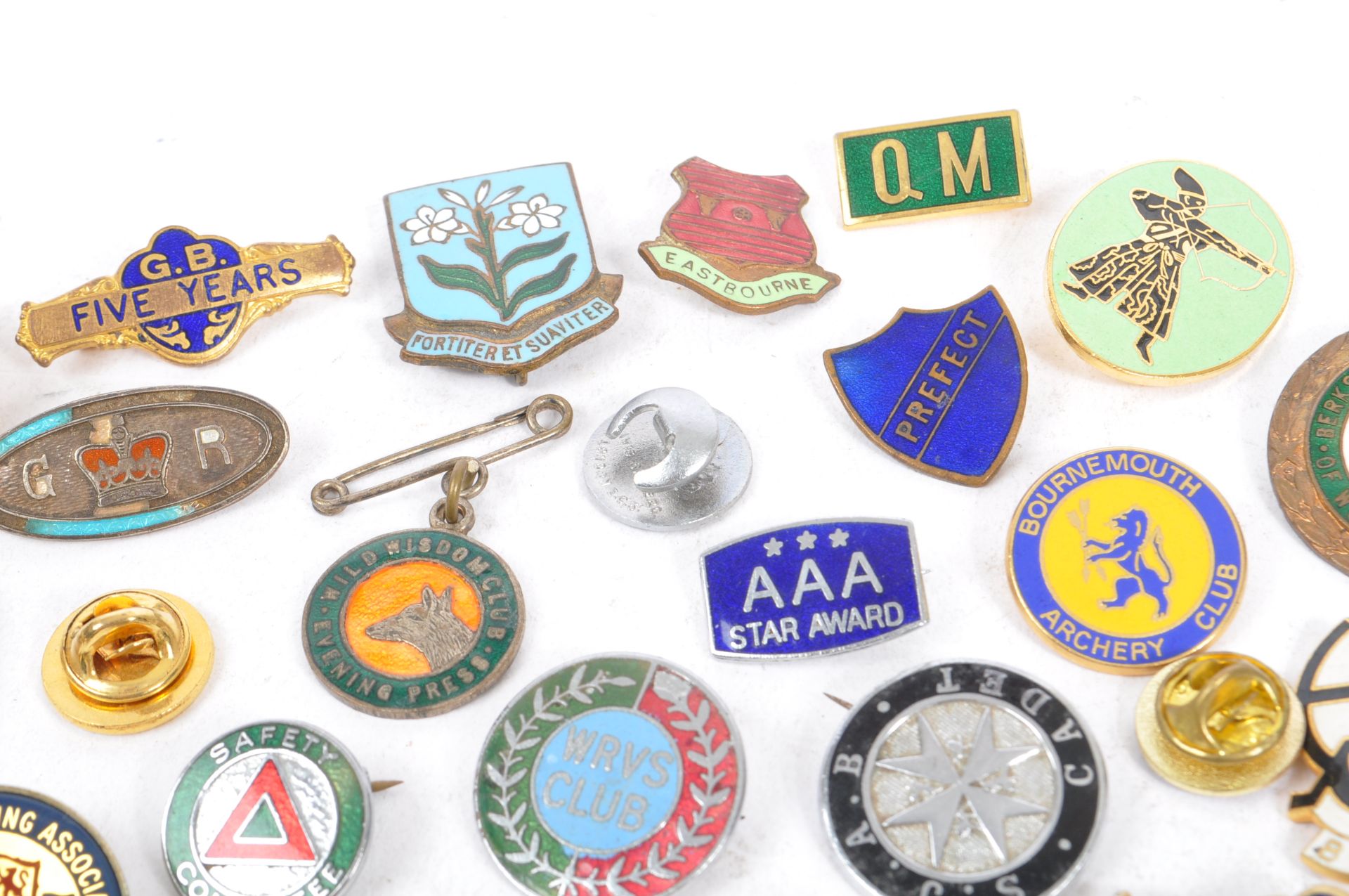 COLLECTION OF VINTAGE 20TH CENTURY ENAMELLED BADGES - Image 6 of 10