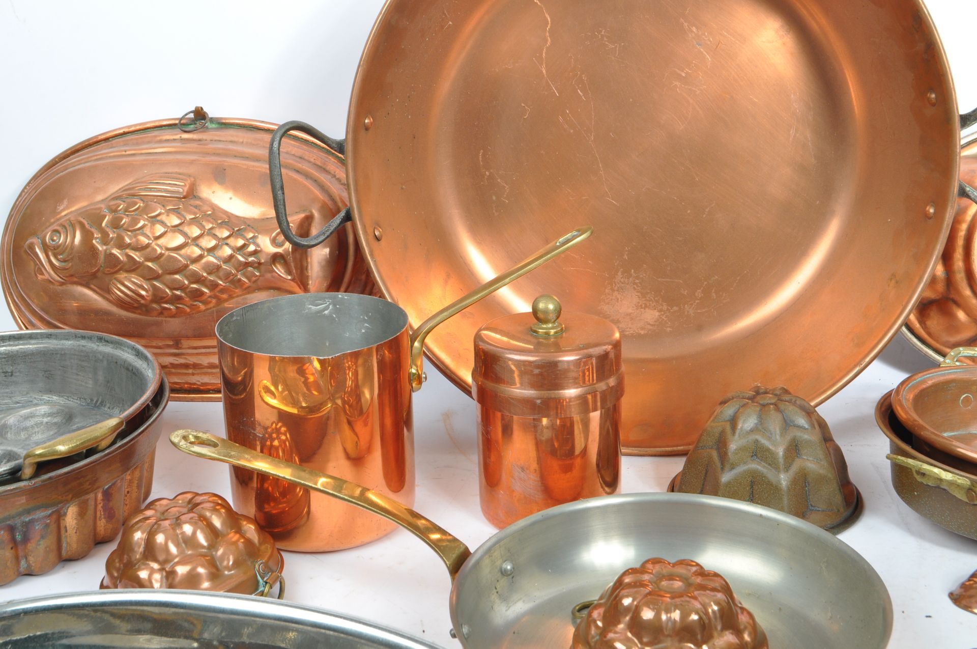 COLLECTION OF EARLY 20TH CENTURY COPPER & BRASS ITEMS - Image 6 of 7