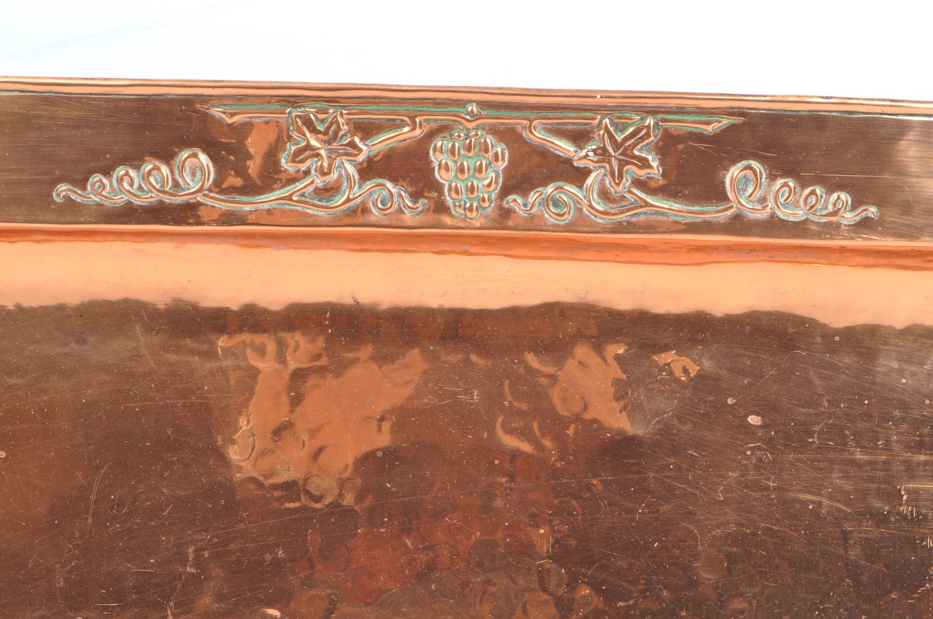 LATE 19TH CENTURY ARTS & CRAFTS HAMMERED COPPER TRAY - Bild 2 aus 6