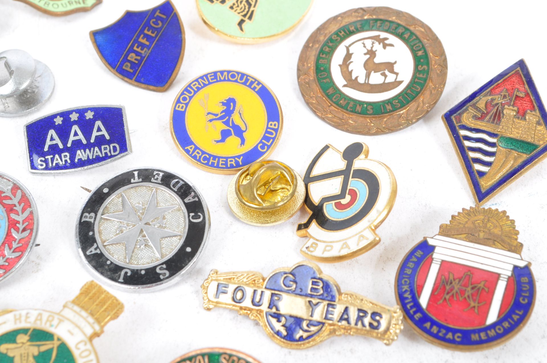 COLLECTION OF VINTAGE 20TH CENTURY ENAMELLED BADGES - Image 7 of 10