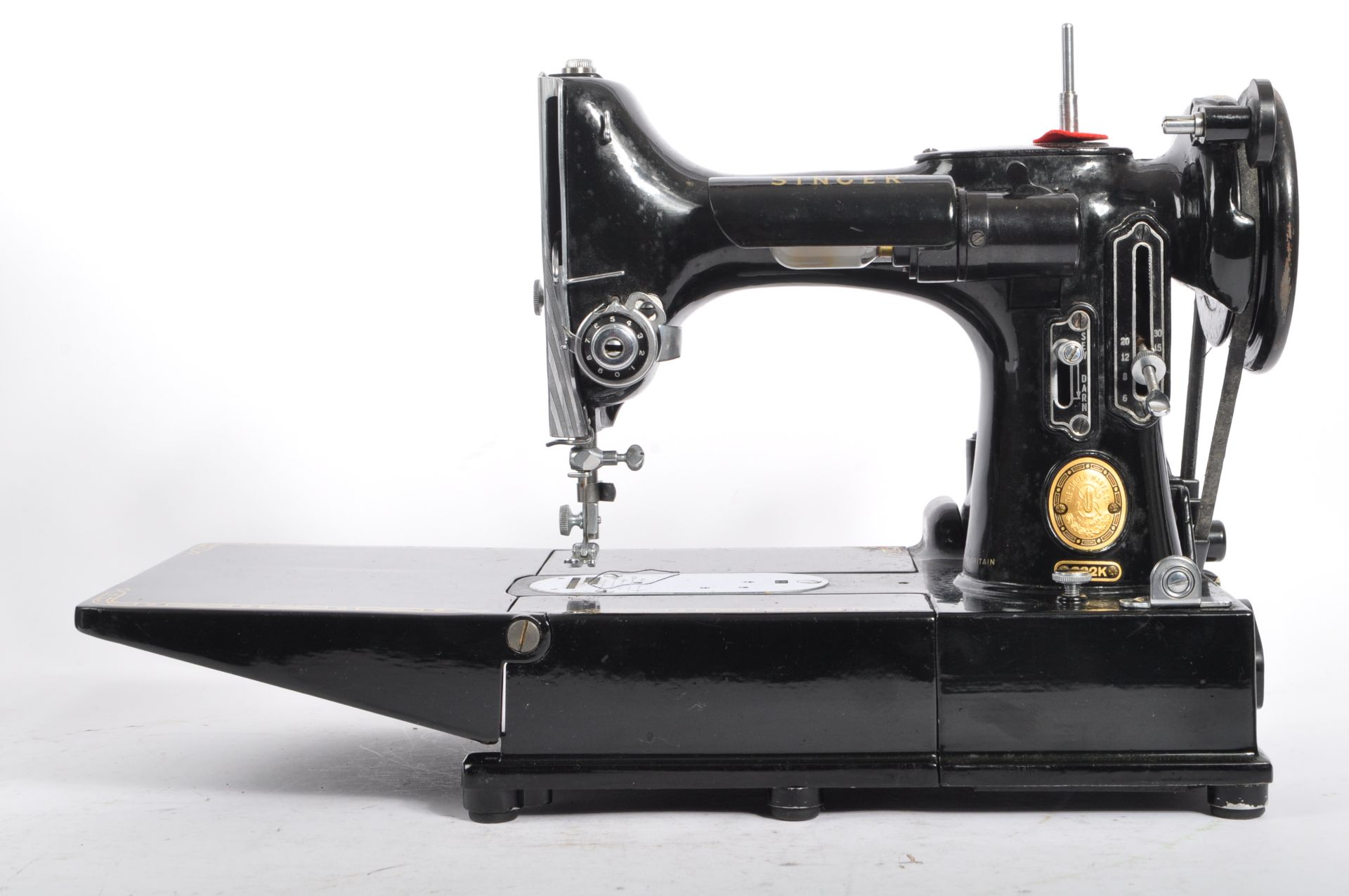 SINGER SEWING MACHINE FEATHERWEIGHT 222K IN CASE - Image 6 of 10