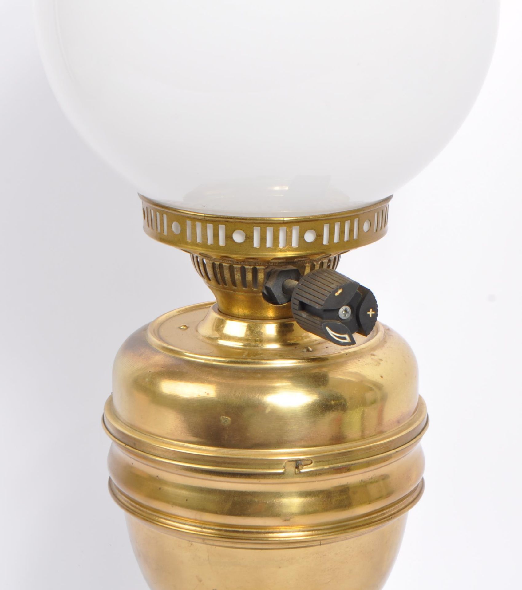 20TH CENTURY BRASS OIL LAMP WITH GLASS SHADE - Image 2 of 4