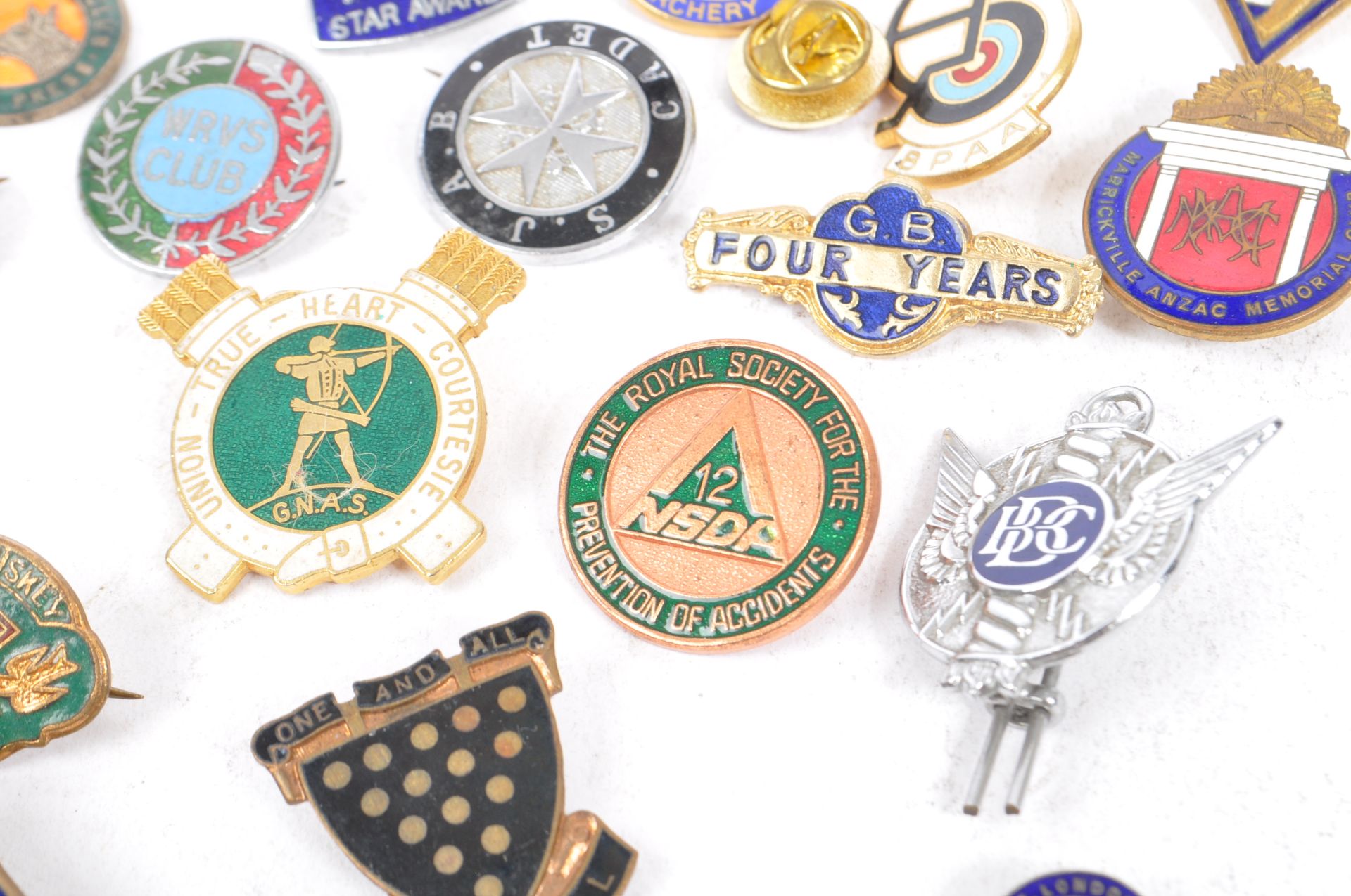 COLLECTION OF VINTAGE 20TH CENTURY ENAMELLED BADGES - Image 8 of 10