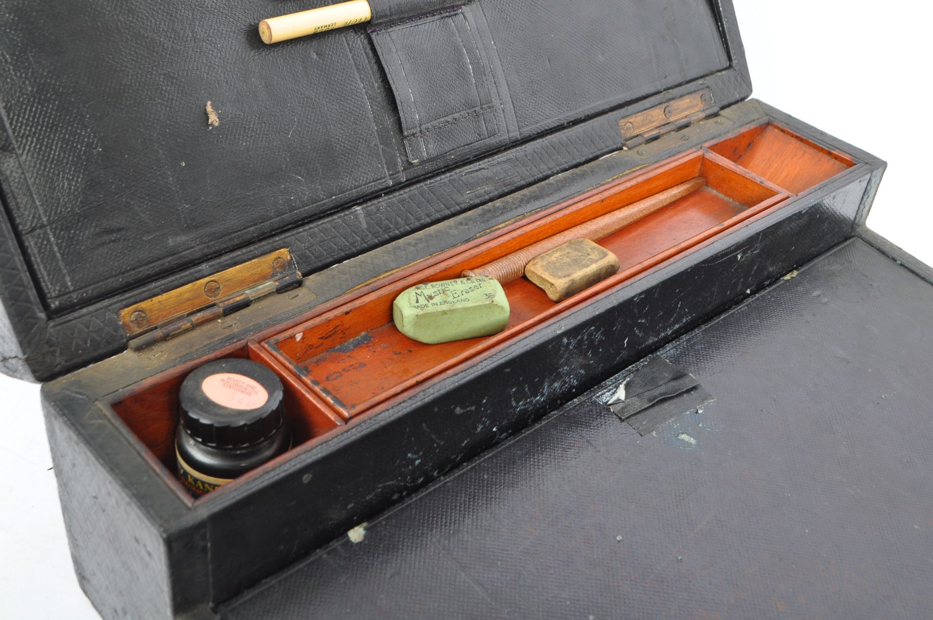 EARLY 20TH CENTURY LEATHER WRITING SLOPE / DESK TIDY - Image 6 of 9